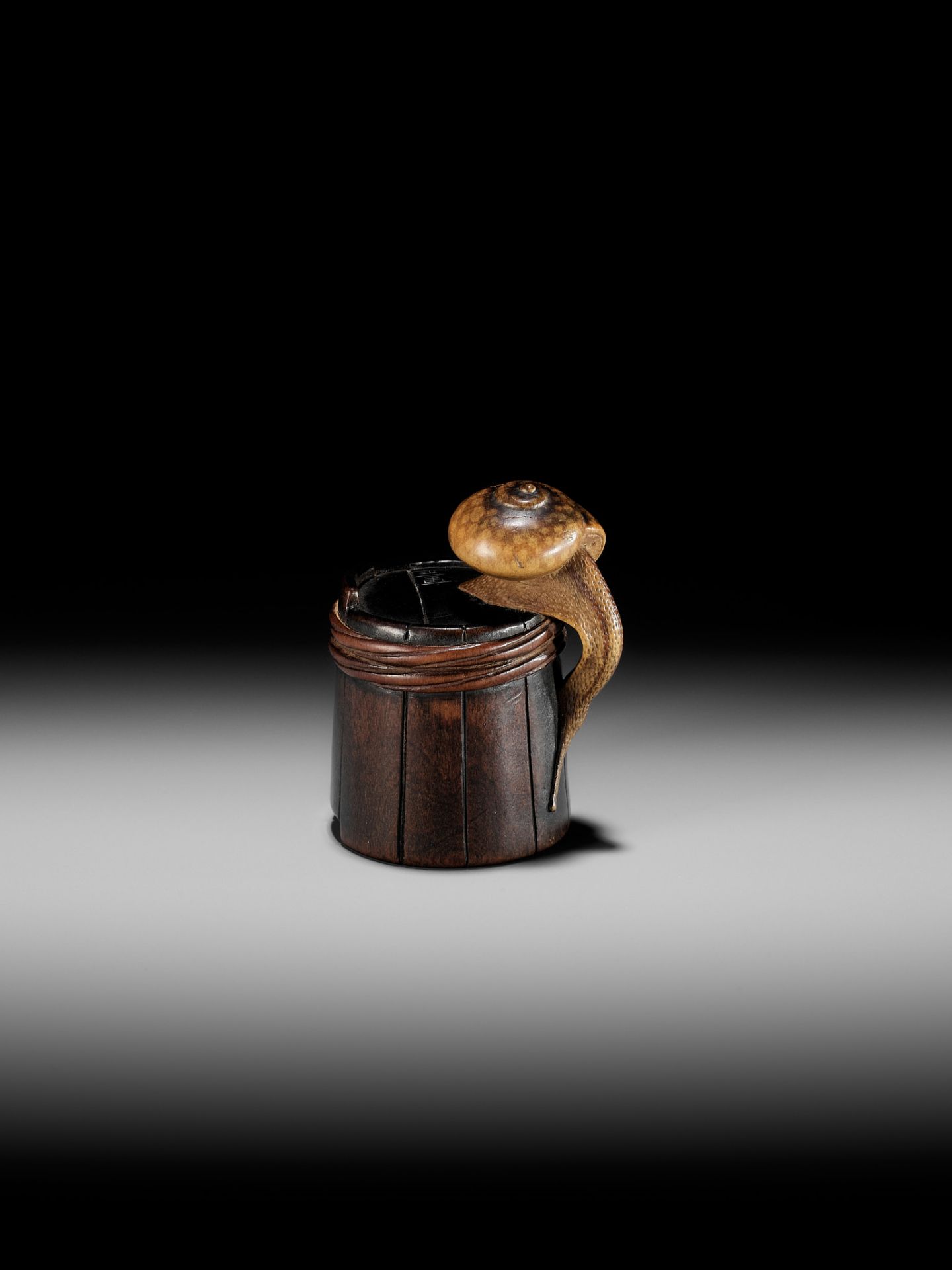 SHIGEMASA: A SUPERB WOOD NETSUKE OF A SNAIL ON BUCKET - Bild 15 aus 18