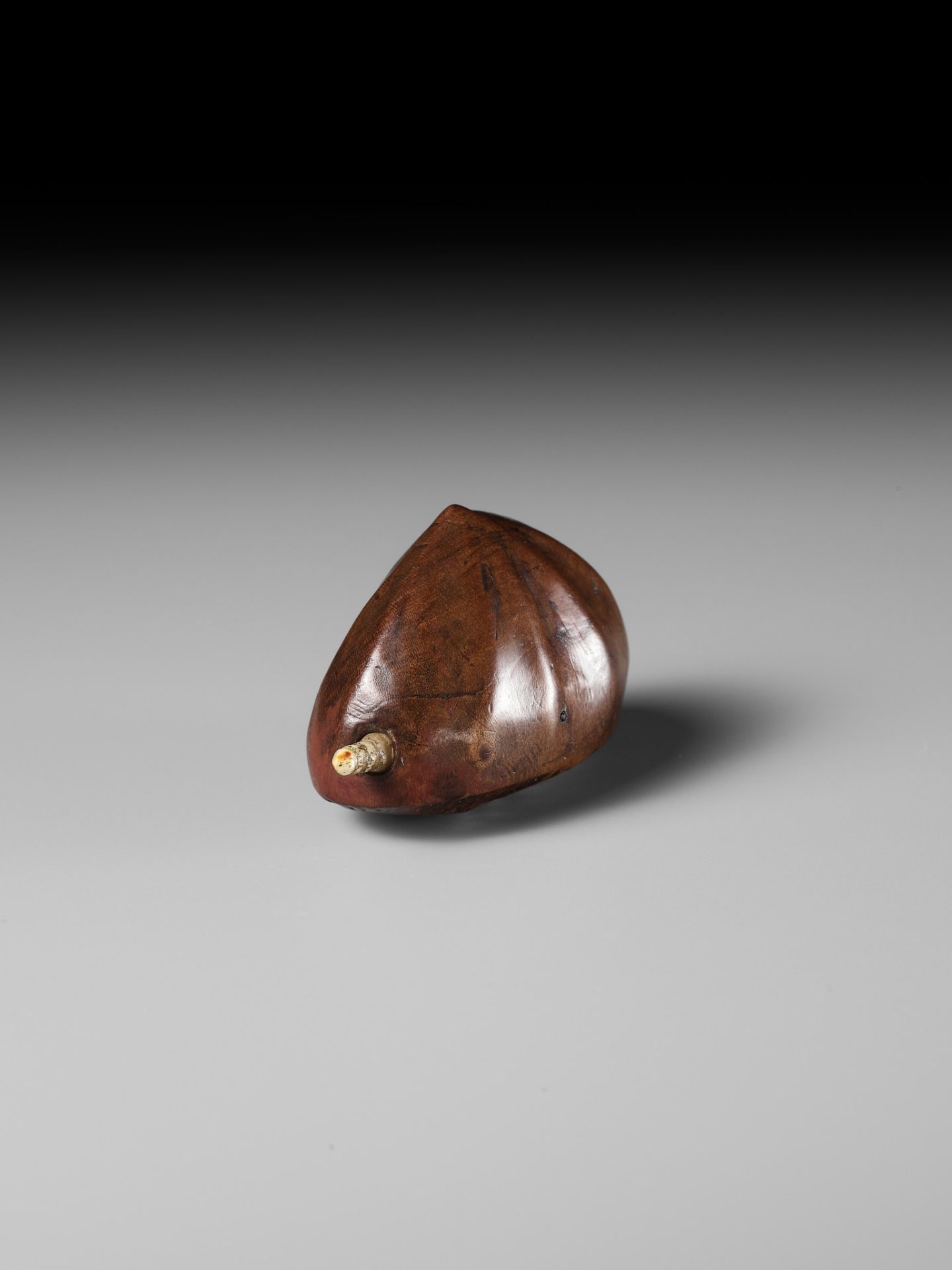 MINKO: A WOOD NETSUKE OF A CHESTNUT WITH A MOVEABLE MAGGOT - Bild 7 aus 10