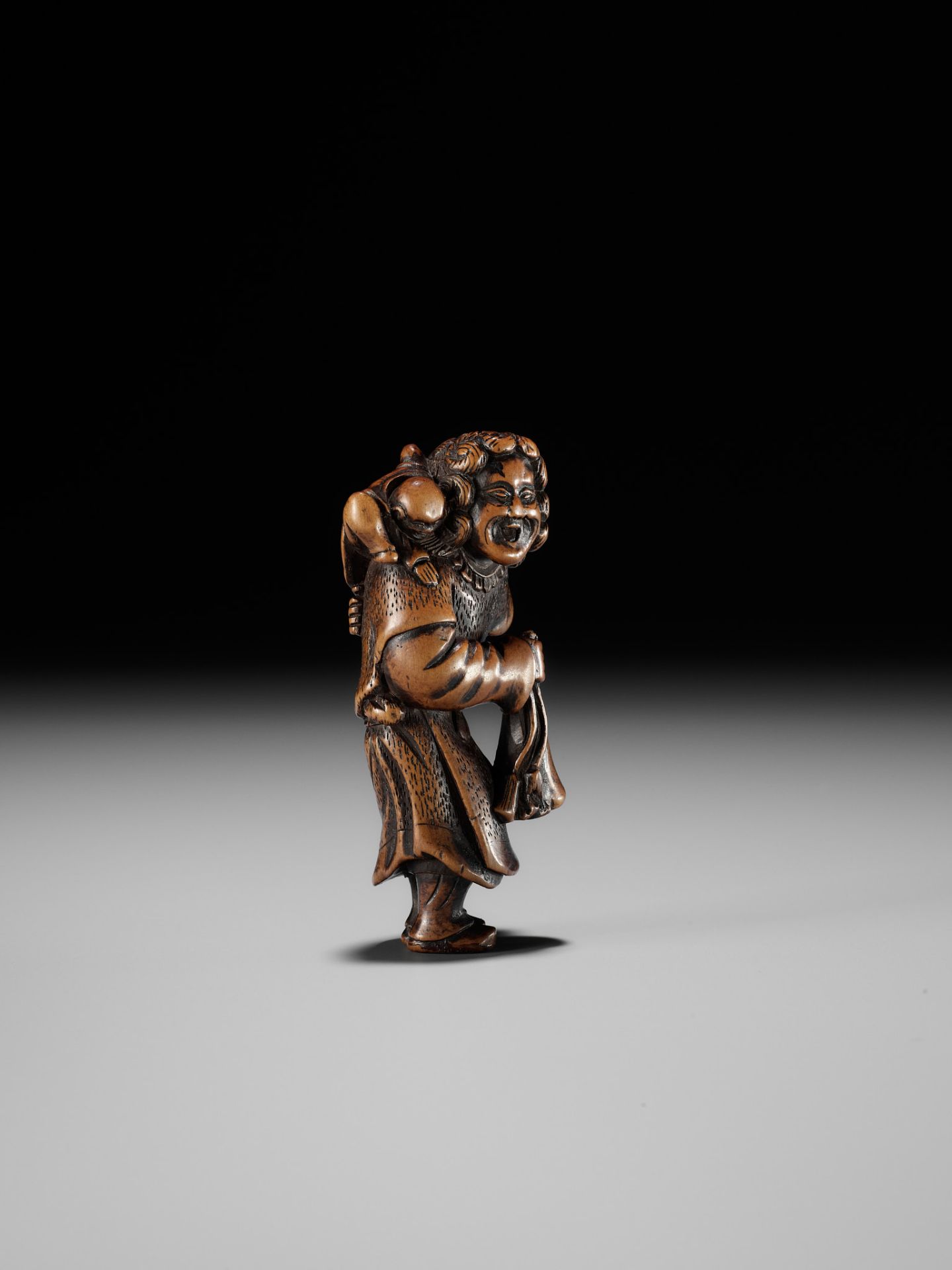 A GOOD WOOD NETSUKE OF A DUTCHMAN WITH CHILD - Image 6 of 11