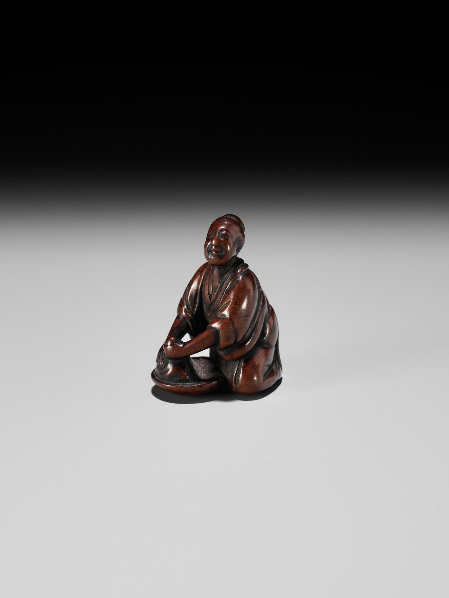 MINKOKU II: A FINE WOOD NETSUKE OF A WASHER WOMAN - Bild 3 aus 10