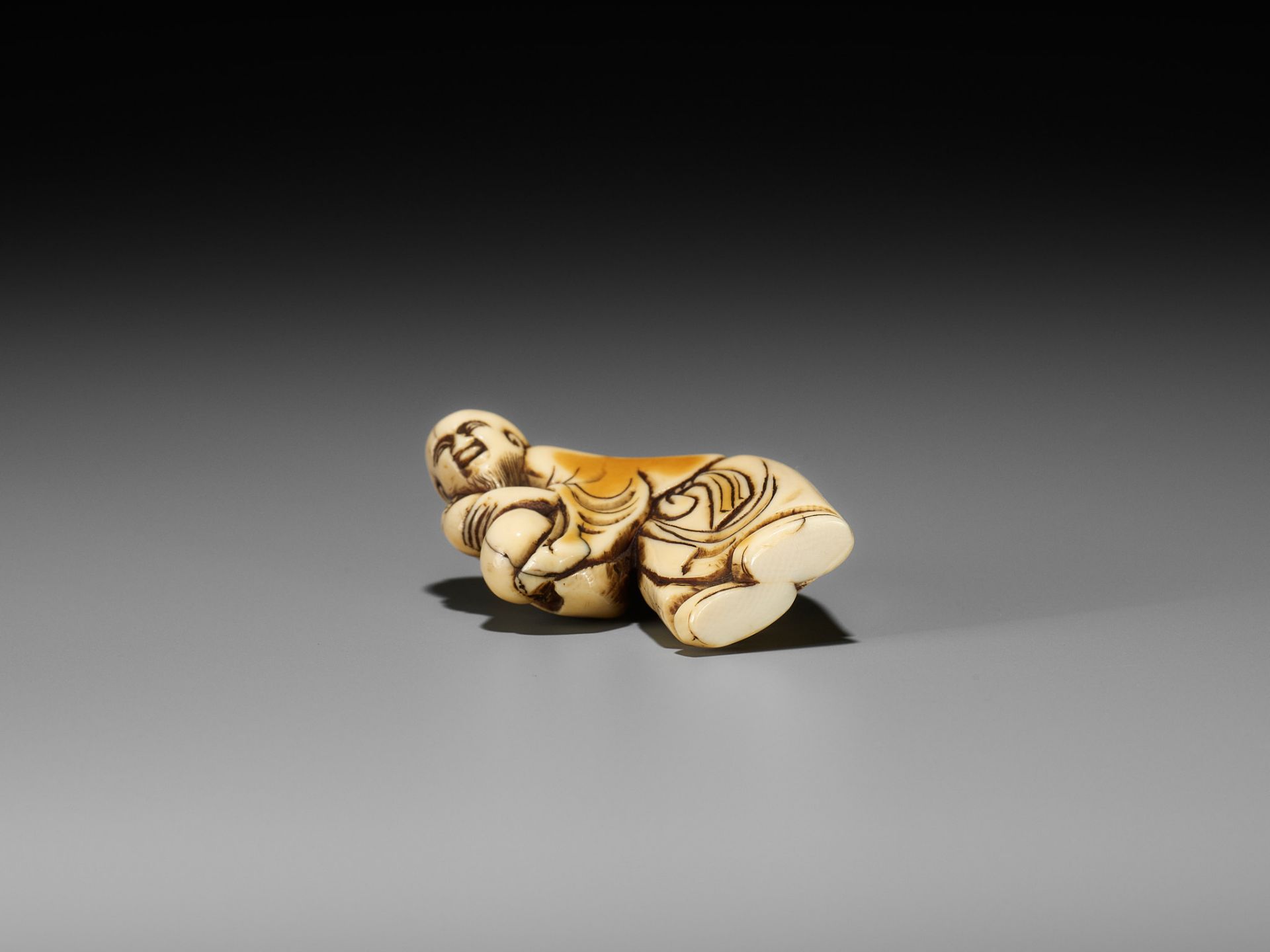 AN EARLY IVORY NETSUKE OF A CHINESE IMMORTAL WITH A GOURD - Bild 12 aus 13