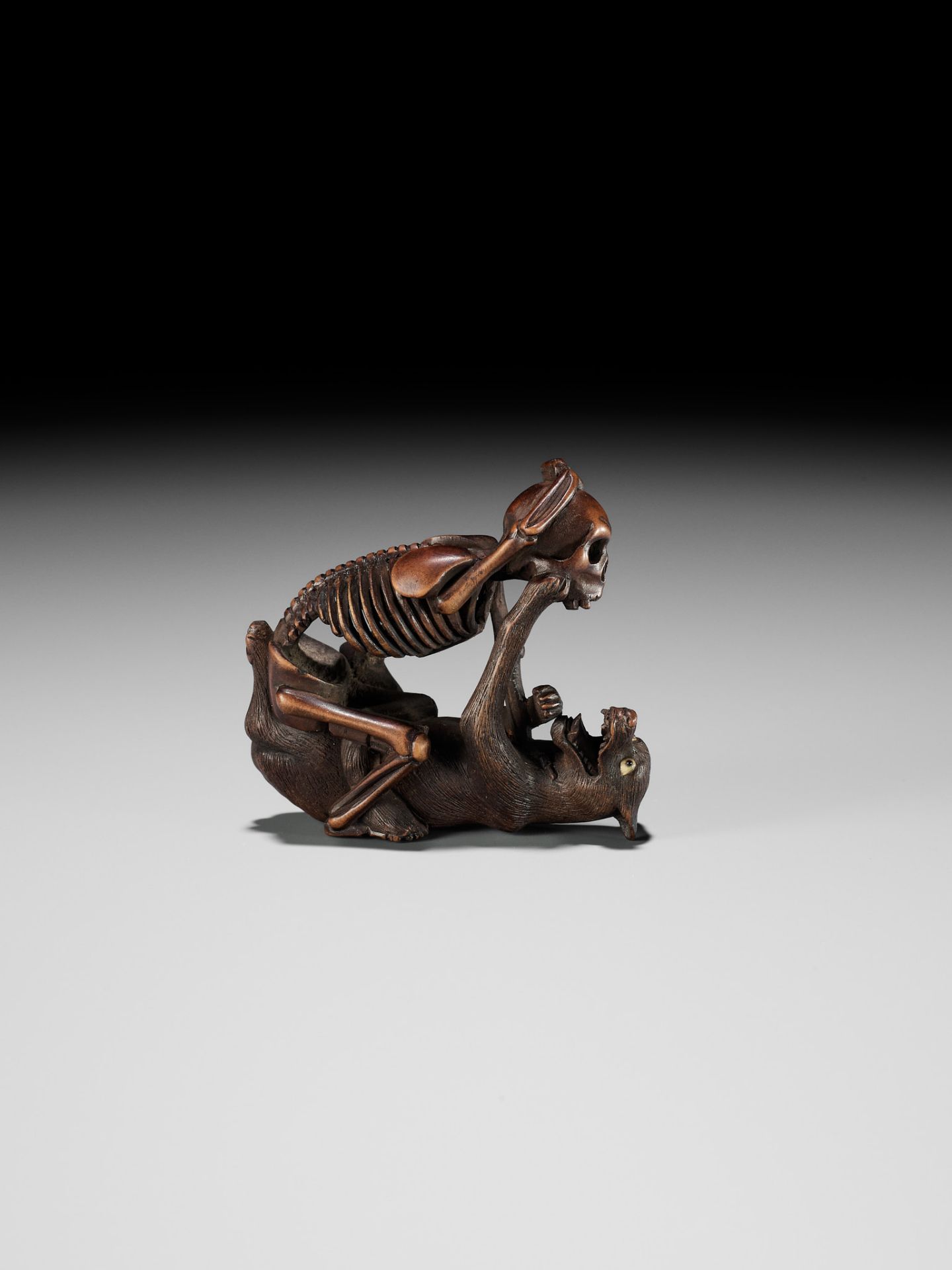 A FINE WOOD NETSUKE OF A WOLF AND SKELETON, ATTRIBUTED TO SHOKO SUGONOYA - Image 4 of 15