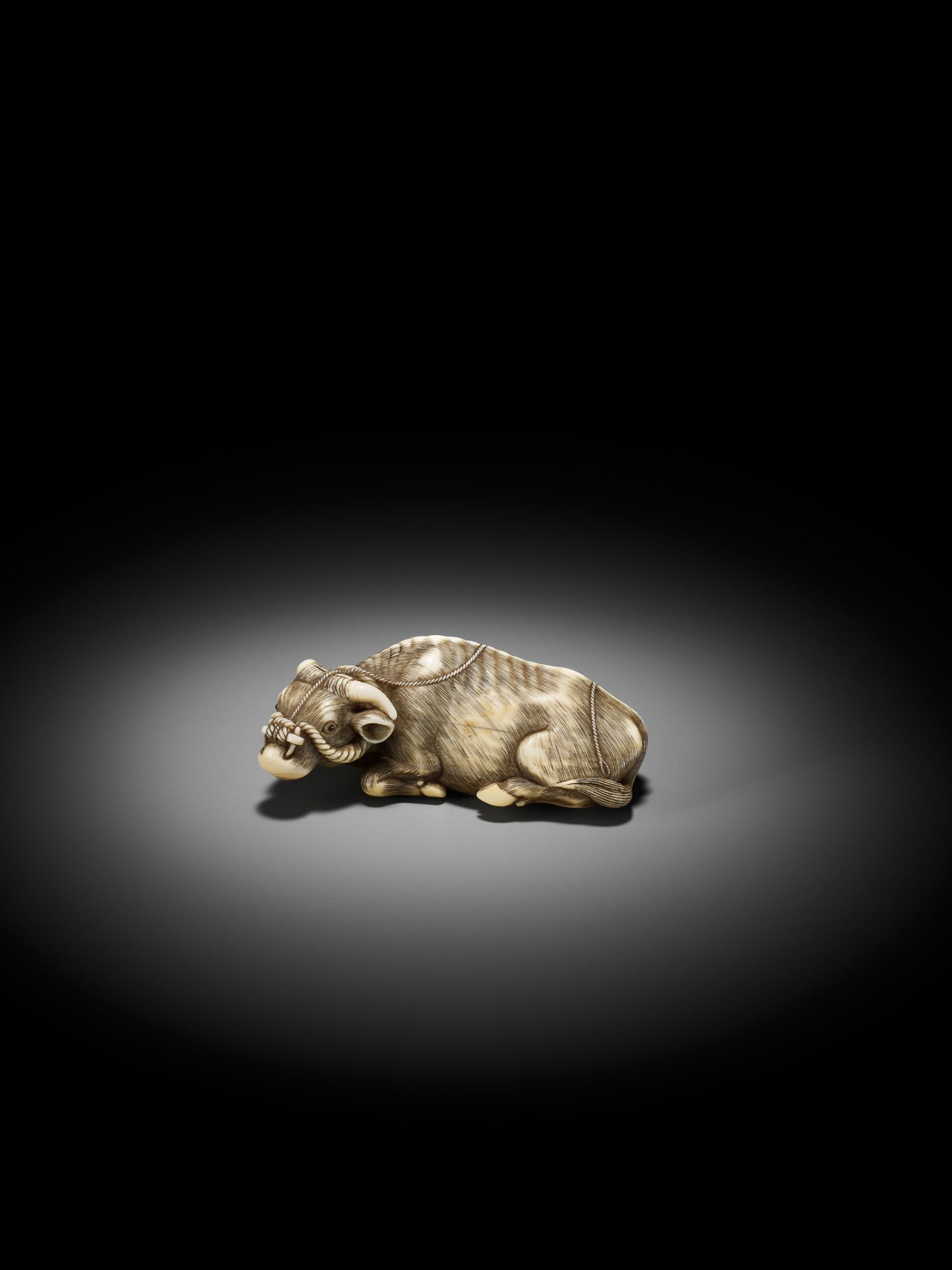 A SUPERB IVORY NETSUKE OF A RECUMBENT OX, ATTRIBUTED TO OKATOMO - Bild 2 aus 15