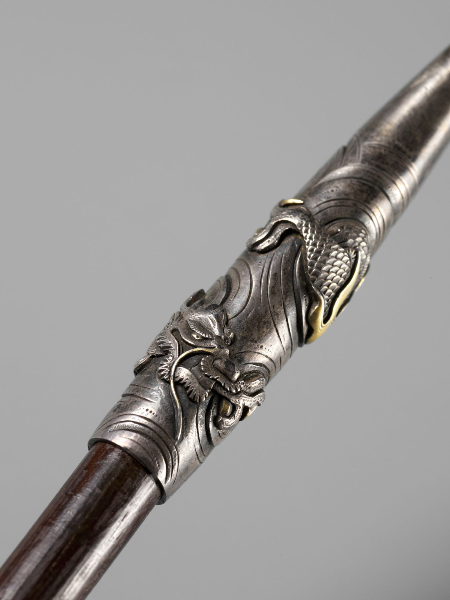 A FINE AND LARGE SILVER AND BAMBOO KISERU (PIPE) DEPICTING TWIN DRAGONS - Bild 11 aus 11