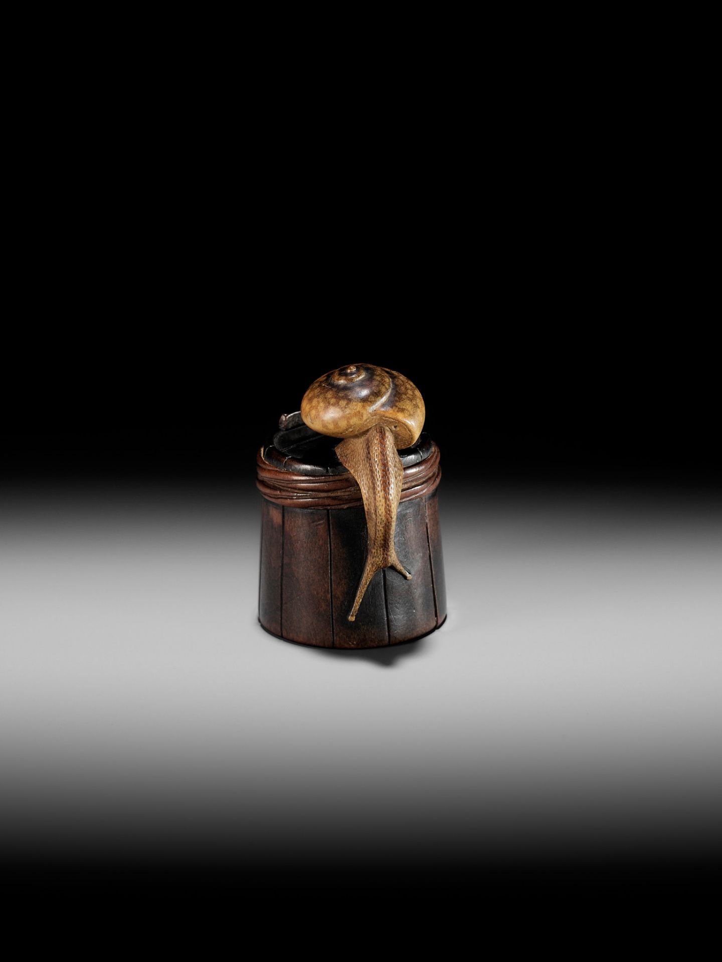 SHIGEMASA: A SUPERB WOOD NETSUKE OF A SNAIL ON BUCKET - Bild 8 aus 18