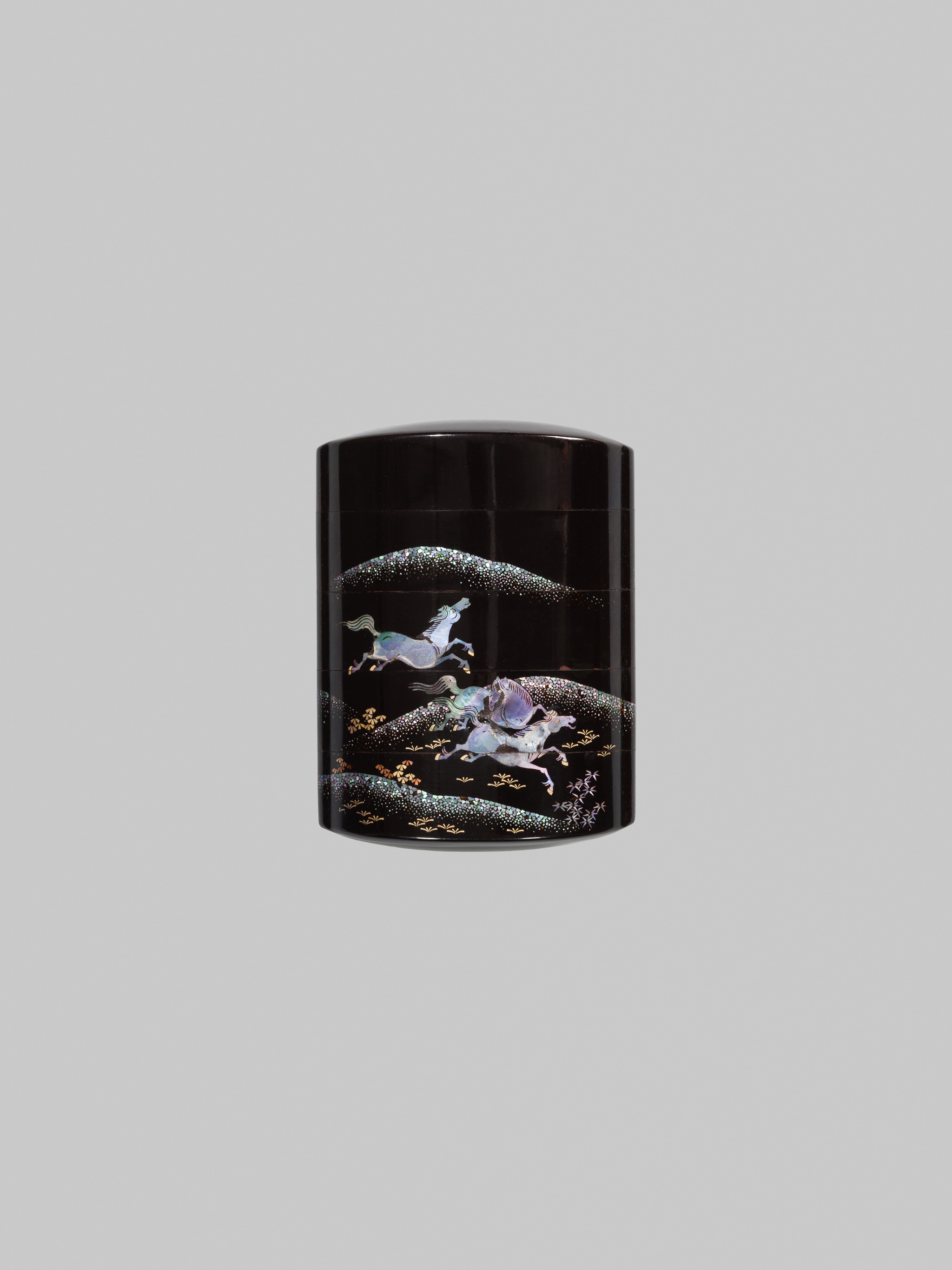 A SOMADA STYLE BLACK LACQUER FOUR-CASE INRO WITH GALLOPING HORSES - Bild 5 aus 6
