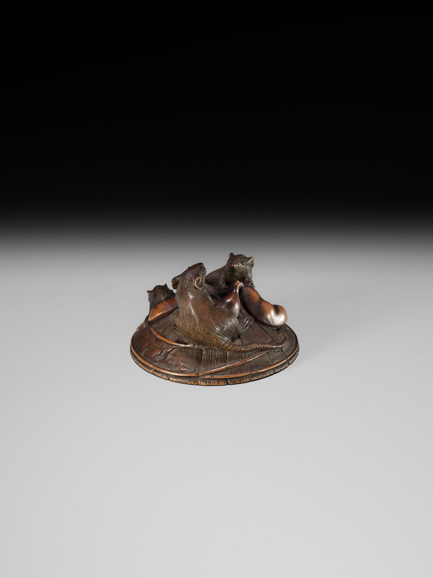 KEIGETSU: A WOOD NETSUKE OF RATS ON A STRAW HAT - Bild 5 aus 14