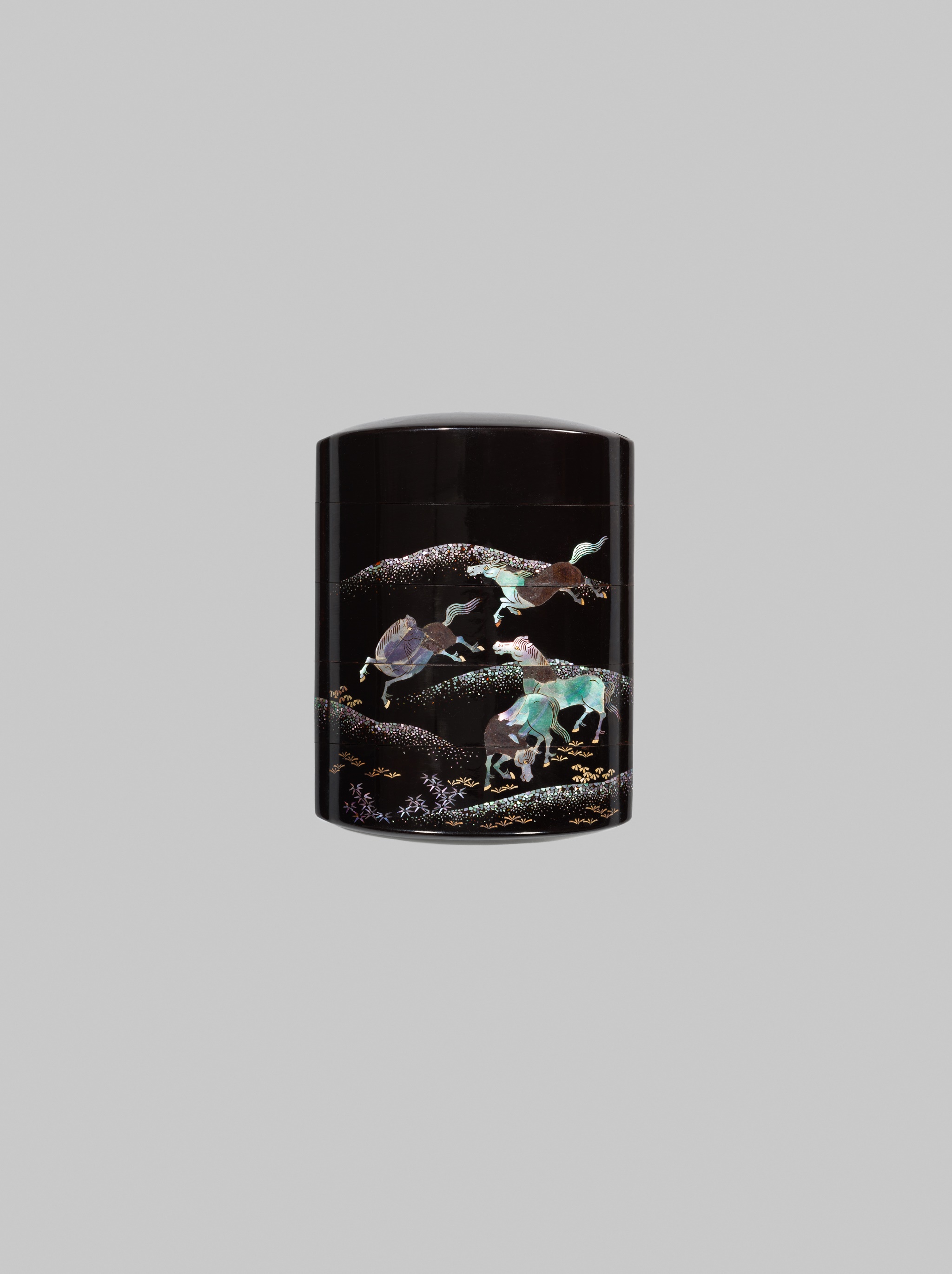 A SOMADA STYLE BLACK LACQUER FOUR-CASE INRO WITH GALLOPING HORSES - Bild 2 aus 6