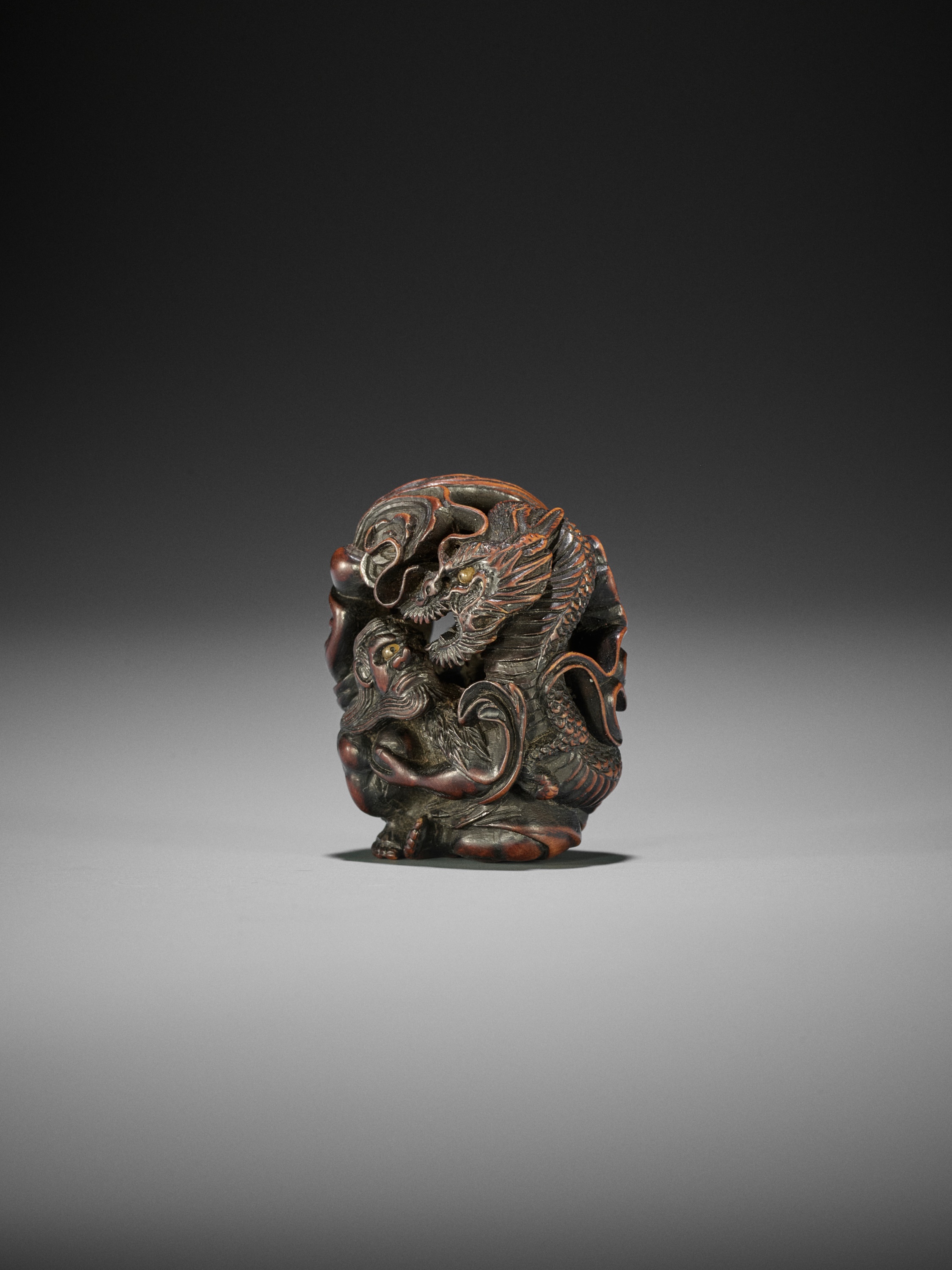 SADAKATA: A SUPERB WOOD NETSUKE OF RAKAN HANDAKA SONJA WITH DRAGON - Image 8 of 15