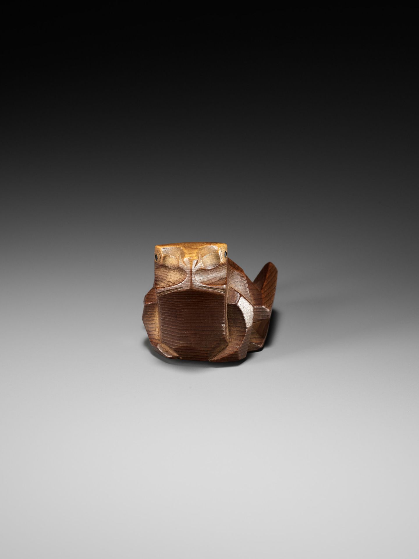 SUKESADA: A RARE ITTOBORI YEW WOOD NETSUKE OF A CROUCHING FROG - Bild 8 aus 11