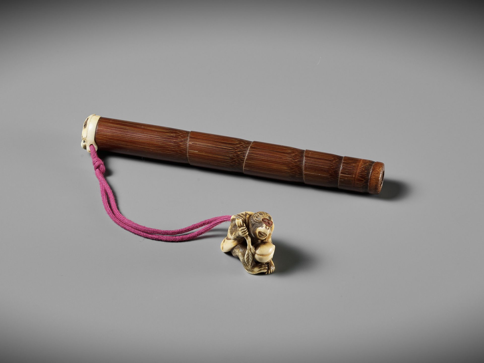 A FINE BAMBOO AND ANTLER YATATE, WITH AN ANTLER NETSUKE OF A MONKEY HOLDING A PEACH - Bild 7 aus 11