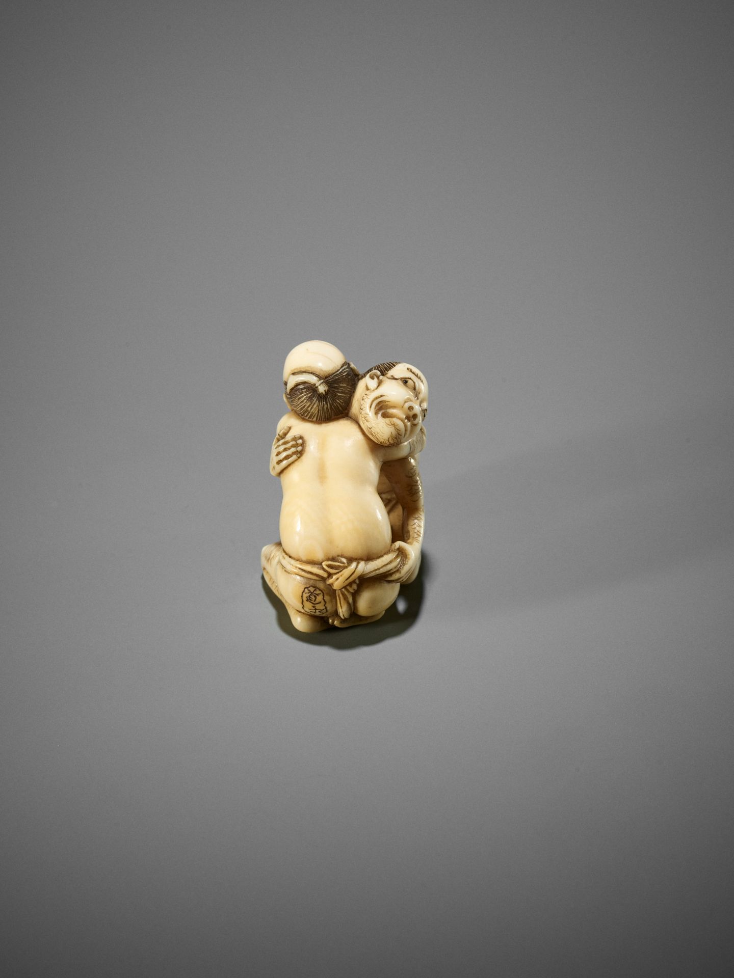 DORAKU: A SUPERB IVORY NETSUKE OF TWO WRESTLING DRUNKS - Bild 13 aus 23