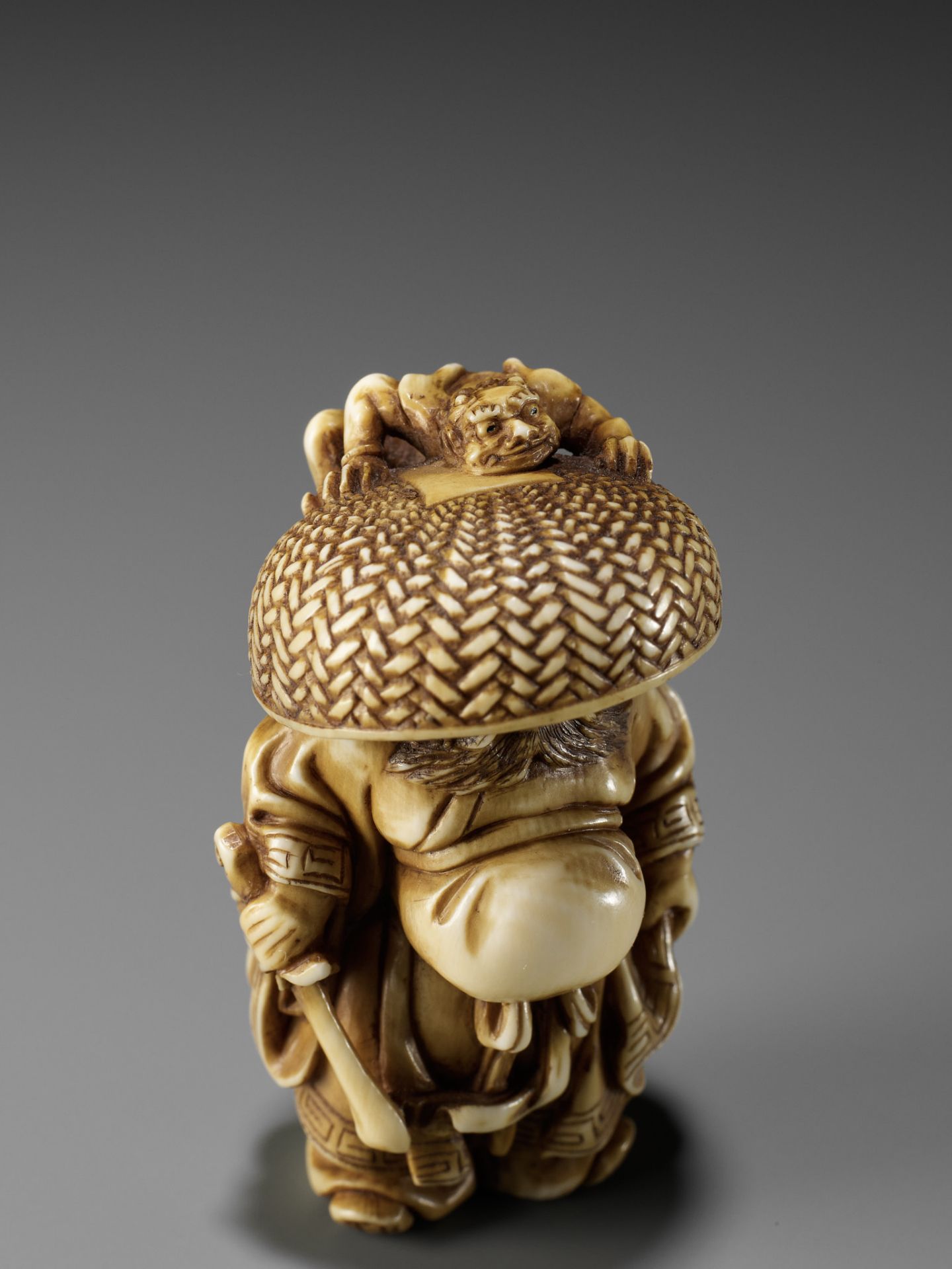 MITSUTOSHI: AN AMUSING IVORY NETSUKE OF SHOKI AND ONI - Bild 9 aus 12