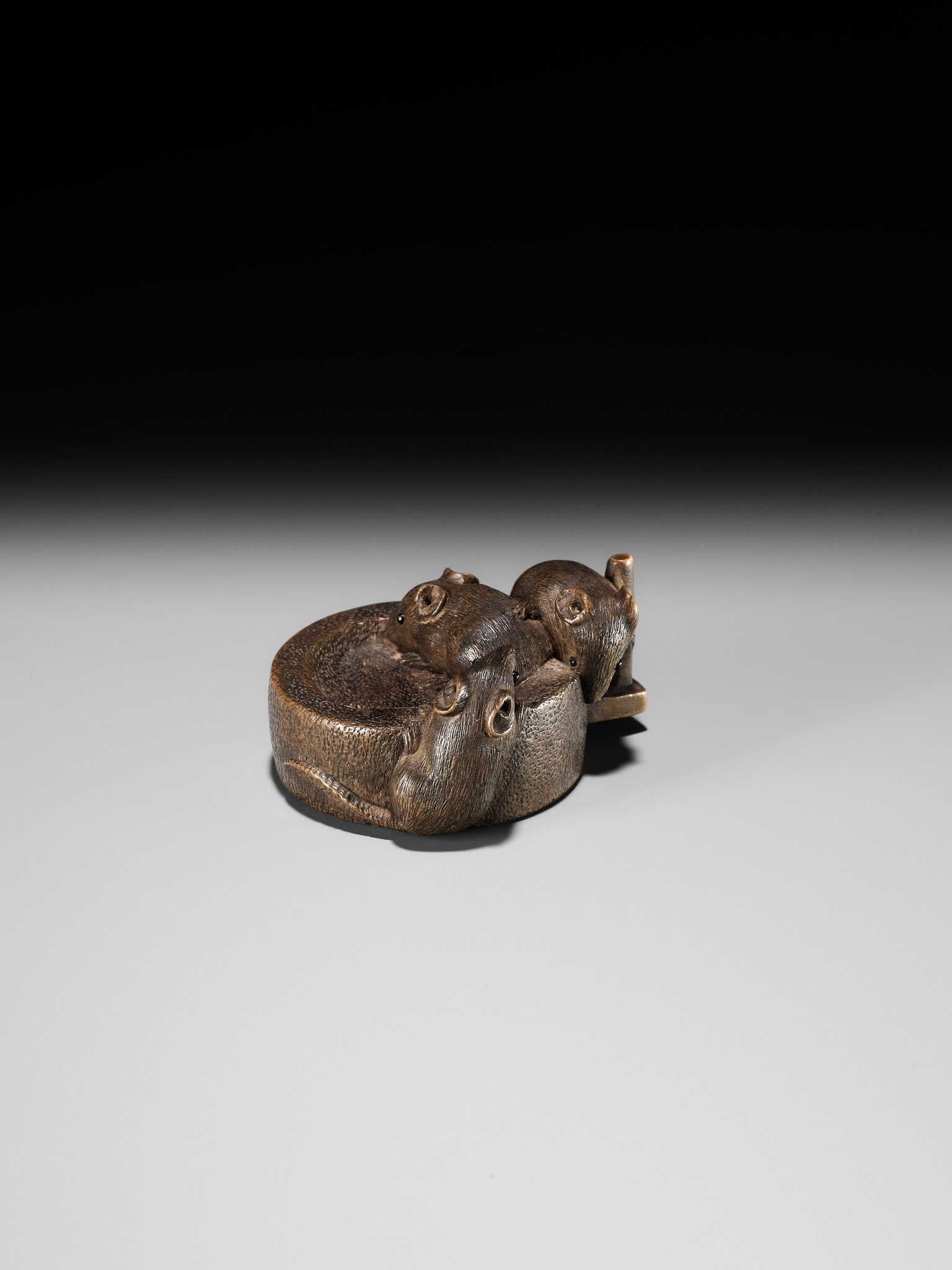 SHUZAN: A WOOD NETSUKE OF RATS ON A CHAUSU TEA MILL - Bild 4 aus 11