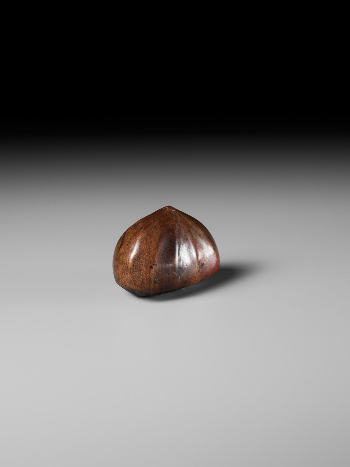 MINKO: A WOOD NETSUKE OF A CHESTNUT WITH A MOVEABLE MAGGOT - Bild 4 aus 10