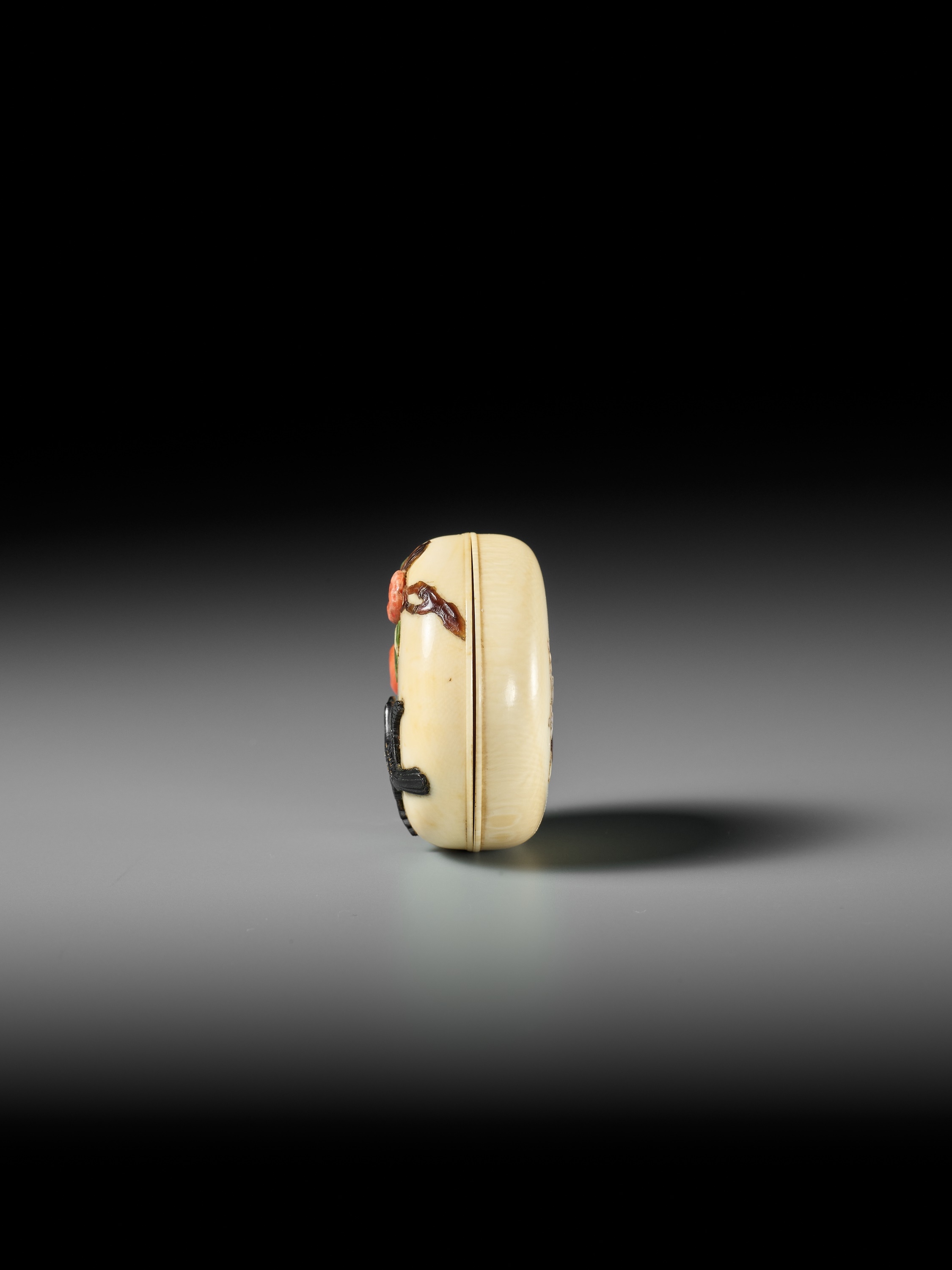 A FINE INLAID IVORY MANJU NETSUKE OF KACHO-GA TYPE - Bild 4 aus 11