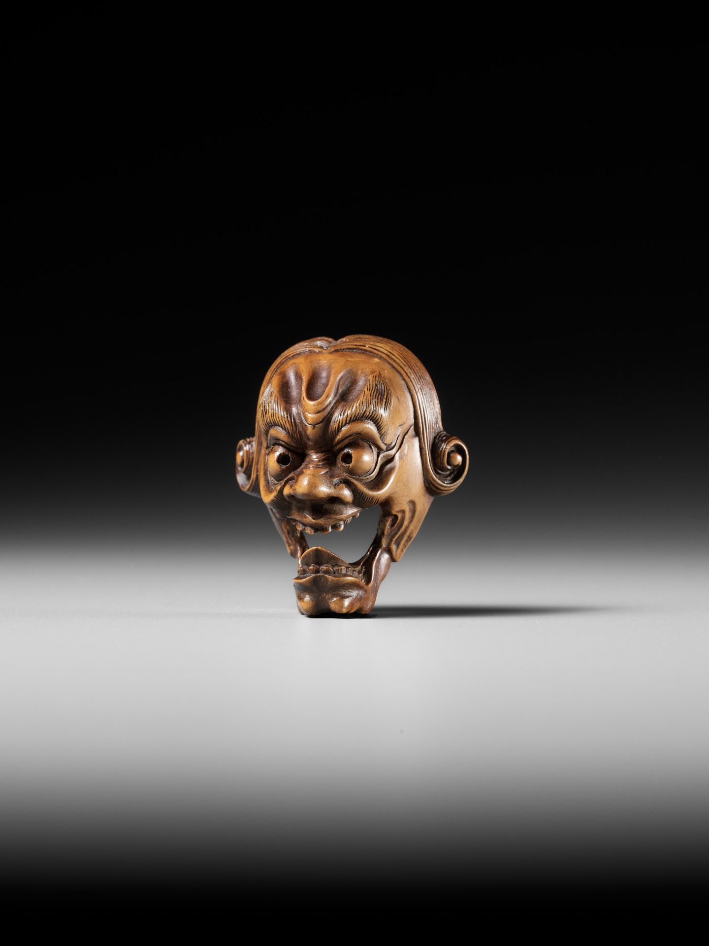 A PALE BOXWOOD KYOGEN MASK NETSUKE OF A GROTESQUE FOREIGNER, ATTRIBUTED TO KOKEISAI SANSHO - Bild 3 aus 14