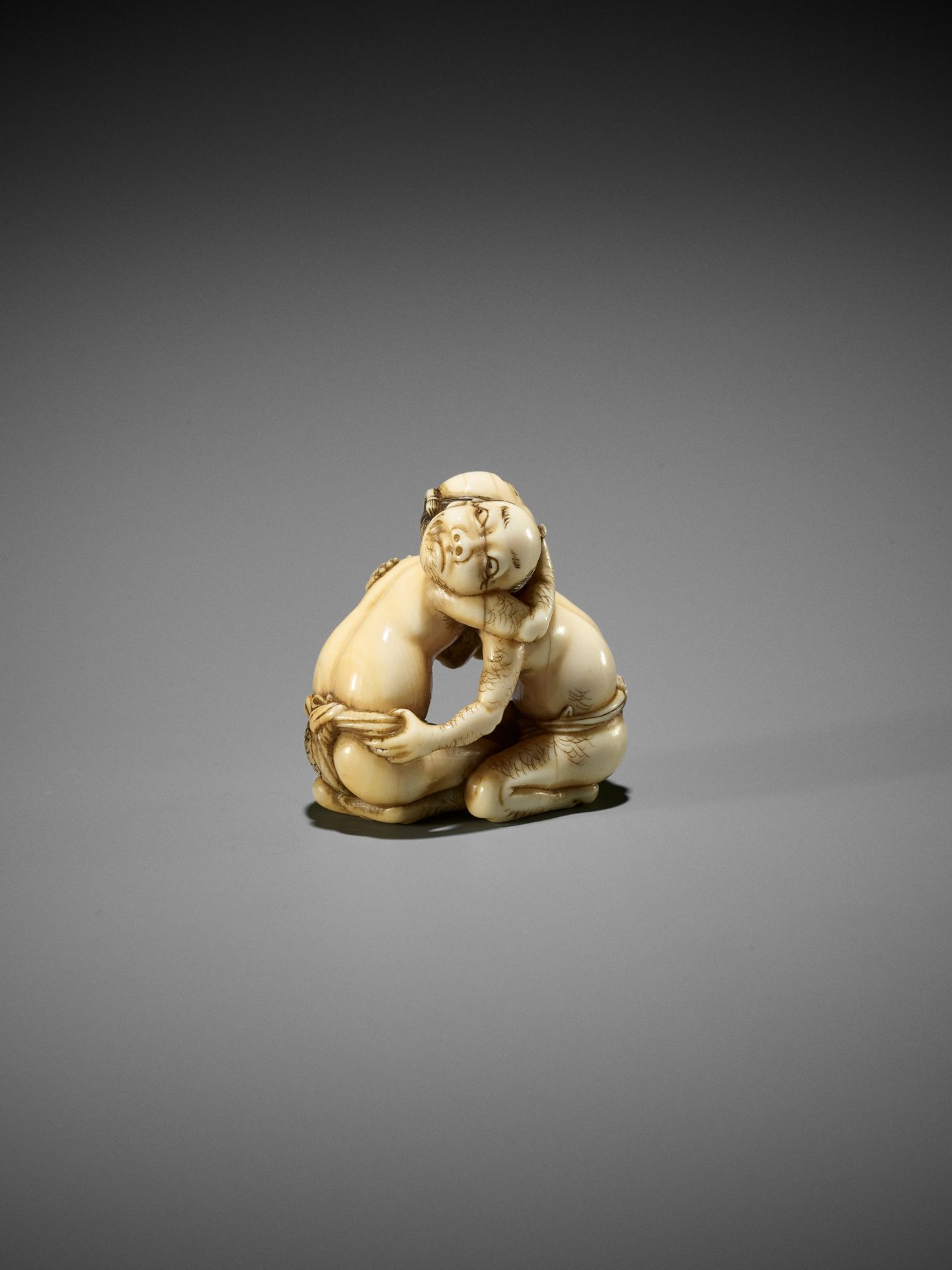 DORAKU: A SUPERB IVORY NETSUKE OF TWO WRESTLING DRUNKS - Bild 15 aus 23