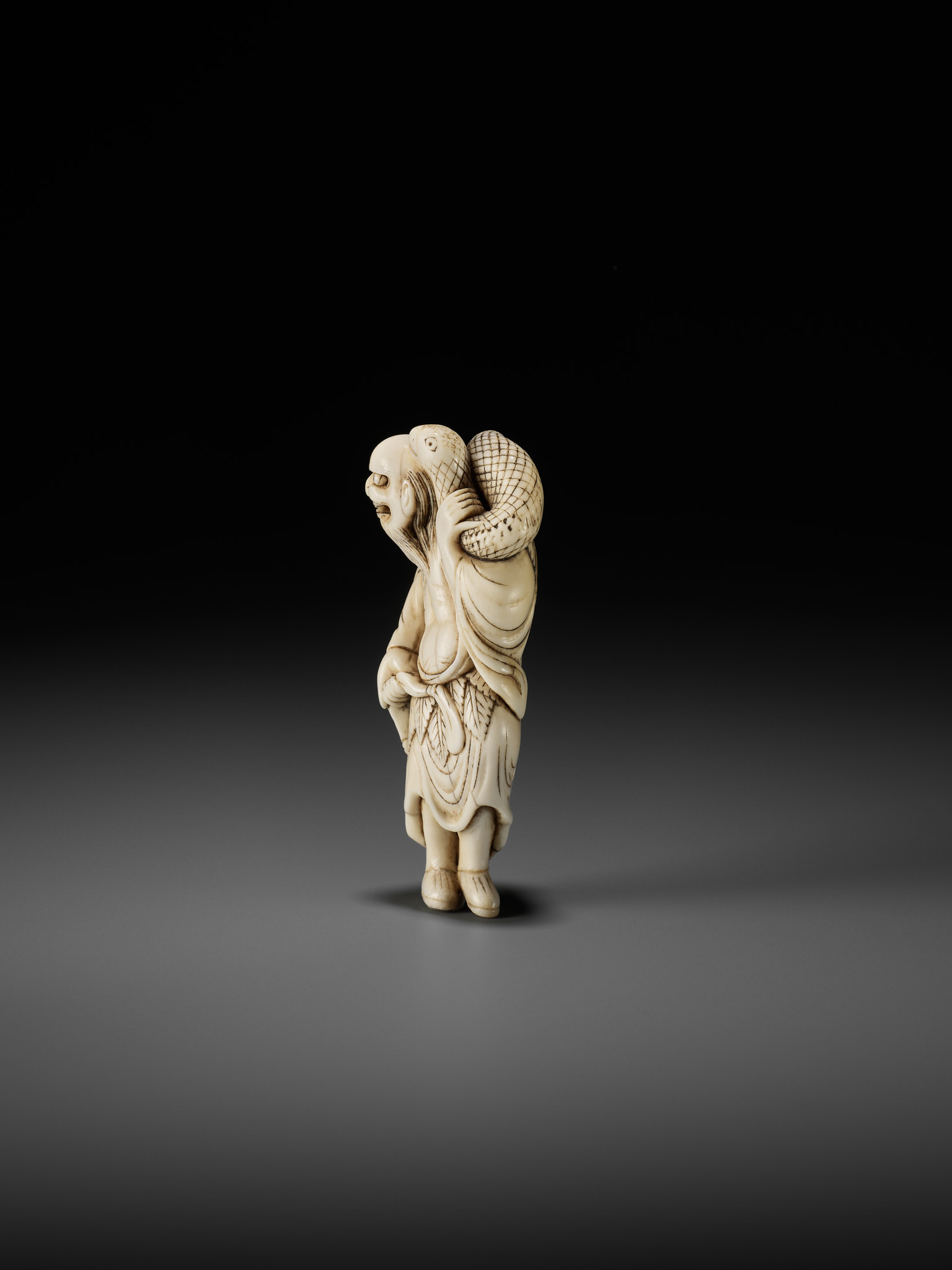 A RARE IVORY NETSUKE OF A SENNIN WITH A SNAKE - Image 6 of 9