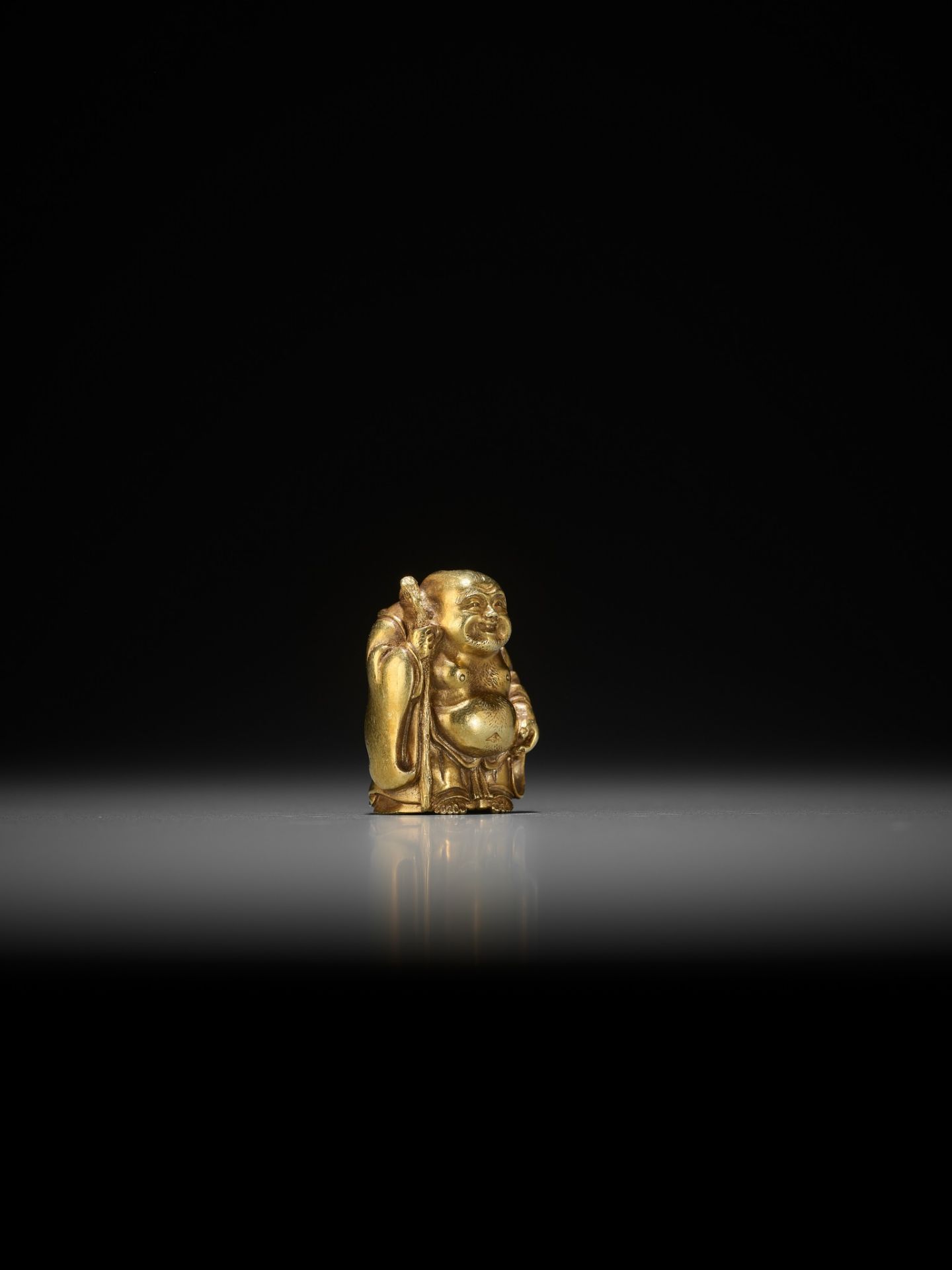 TAKACHIKA: A VERY RARE SOLID GOLD OJIME SET OF THE SEVEN LUCKY GODS (SHICHIFUKUJIN) - Bild 34 aus 61