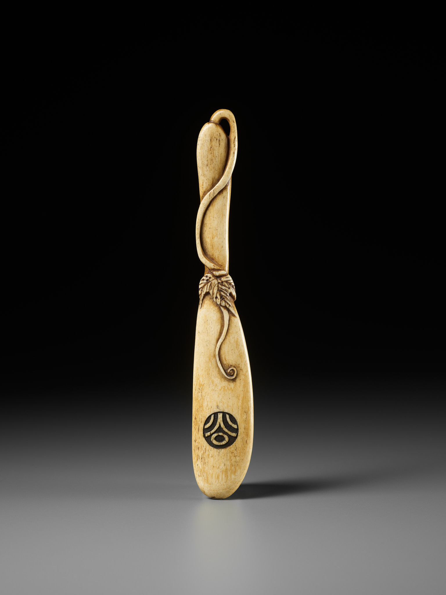 AN ANTLER SASHI NETSUKE OF A GOURD, SCHOOL OF OZAKI KOKUSAI - Image 5 of 8