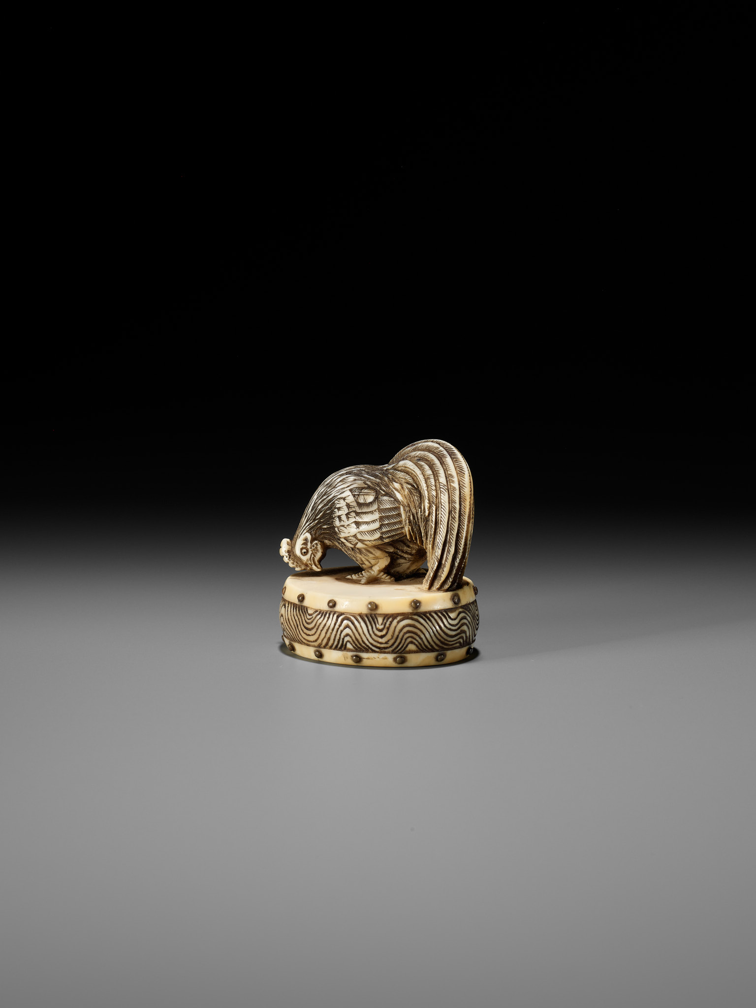 A FINE KYOTO SCHOOL IVORY NETSUKE OF A COCKEREL ON A WAR DRUM - Image 3 of 10