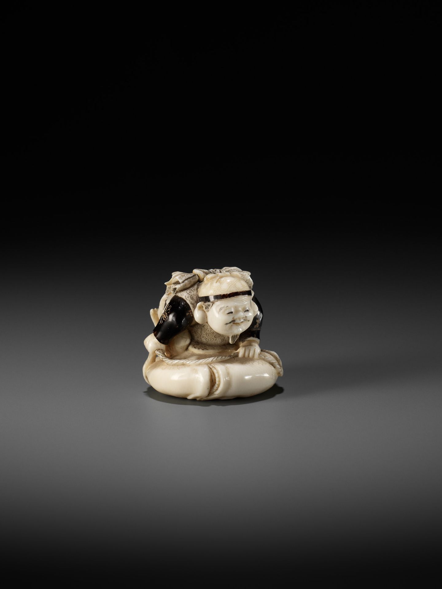 GYOKUMIN: A FINE TOKYO SCHOOL IVORY NETSUKE OF EBISU CATCHING A SEA BREAM - Image 2 of 12