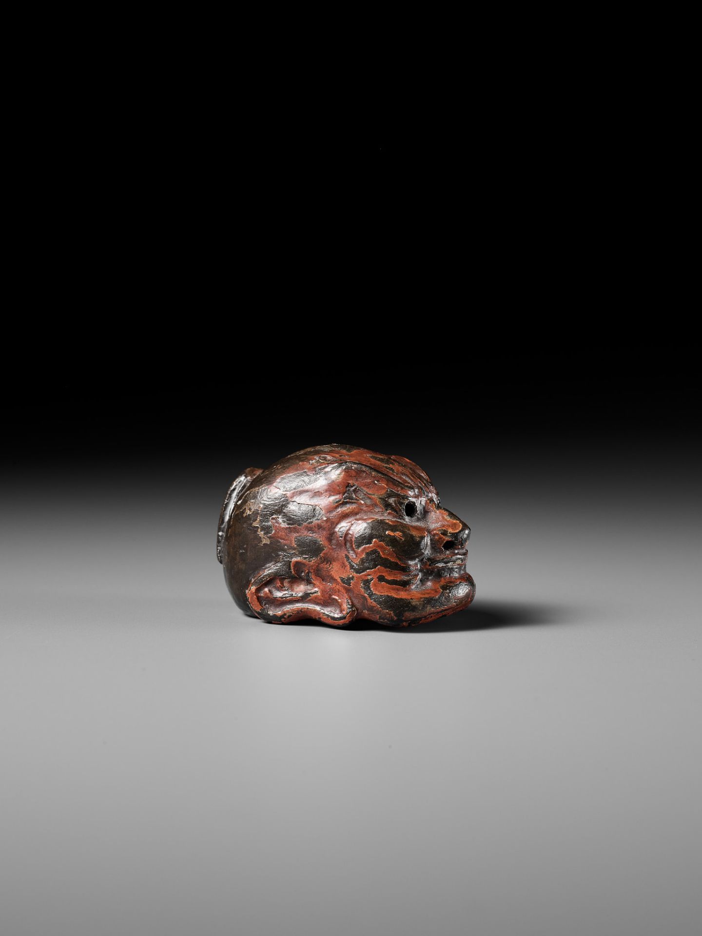 TESSAI: A LACQUERED WOOD GIGAKU MASK NETSUKE OF KONGO RIKISHI (NIO) - Image 11 of 15