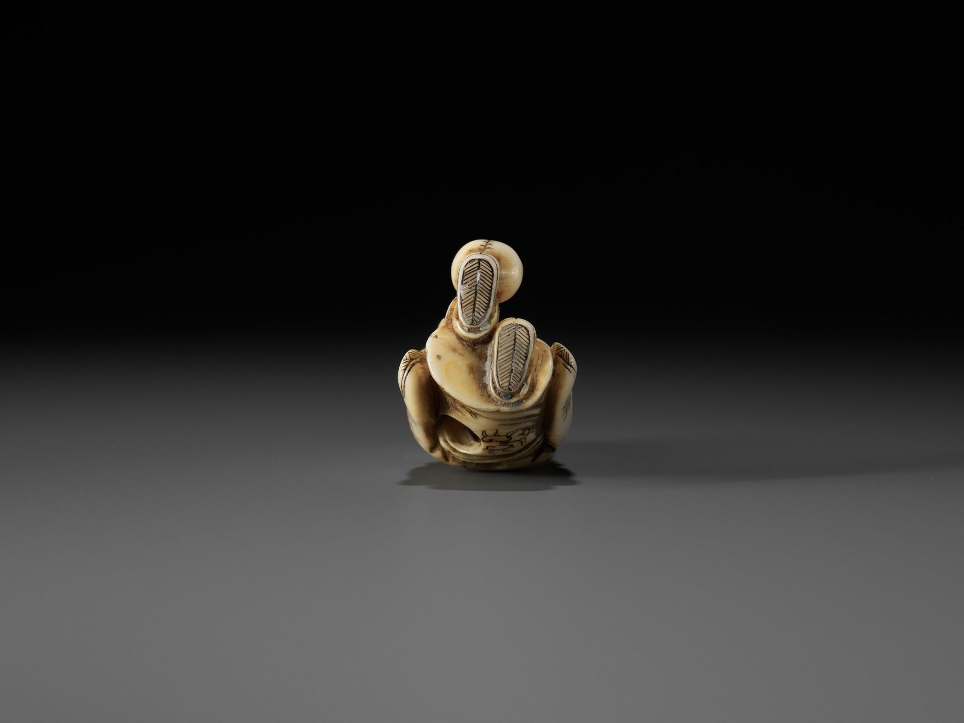 AN OSAKA SCHOOL IVORY NETSUKE OF FUKUROKUJU PLAYING KEMARI - Image 9 of 10