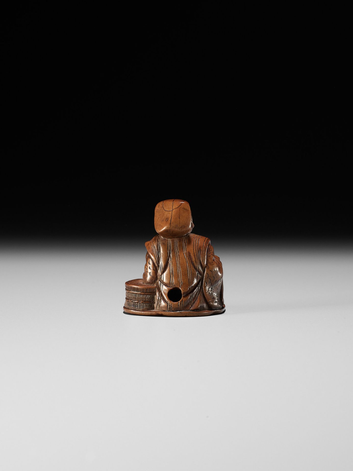 GYOKURINTEI: A WOOD NETSUKE OF A FARMER TAKING A BREAK - Bild 4 aus 10