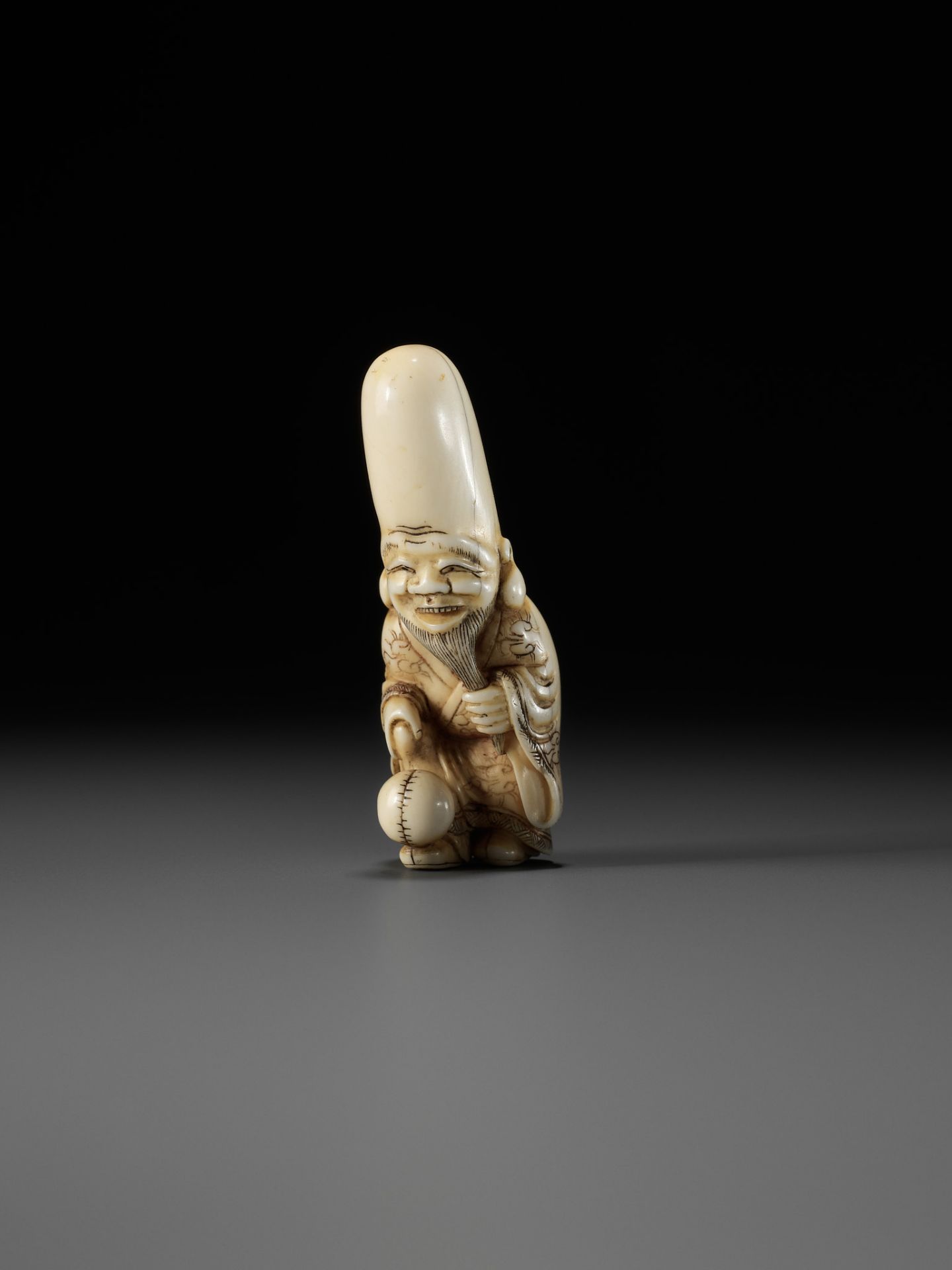 AN OSAKA SCHOOL IVORY NETSUKE OF FUKUROKUJU PLAYING KEMARI - Image 2 of 10