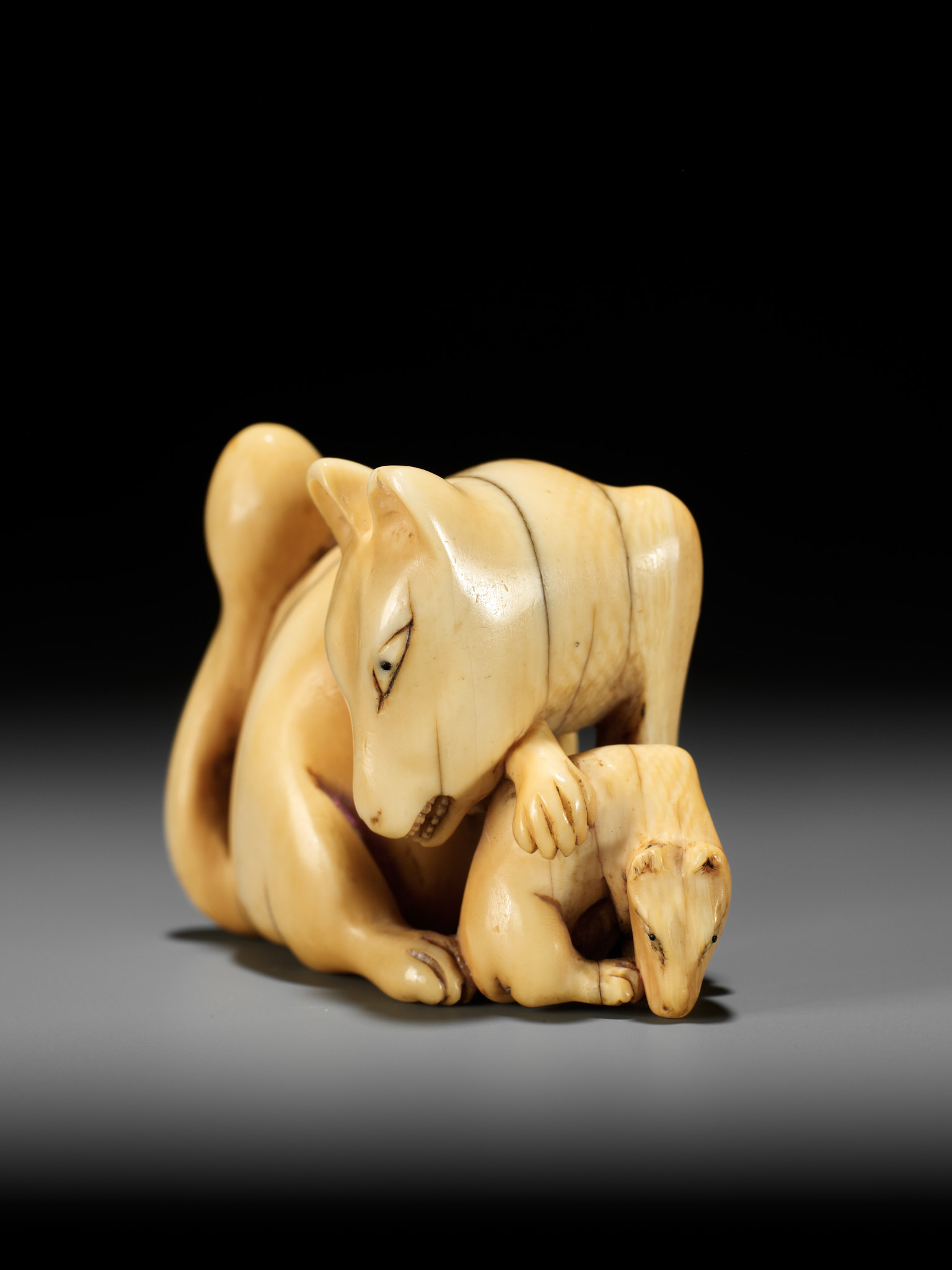 A RARE IVORY NETSUKE OF A KITSUNE (FOX) AND CUB - Image 14 of 17