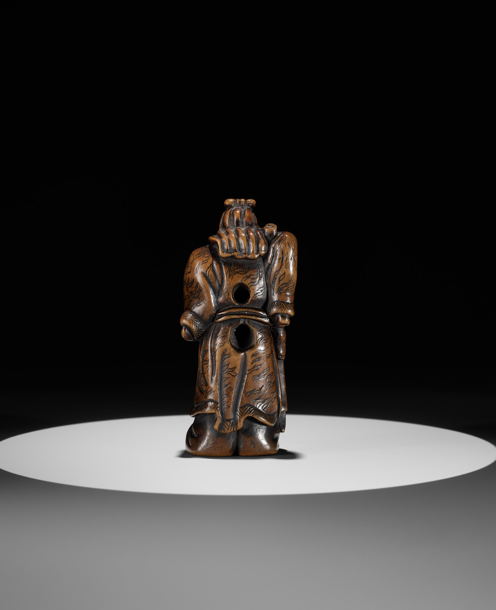 A POWERFUL WOOD NETSUKE OF KAN'U WITH HIS HALBERD - Image 3 of 9