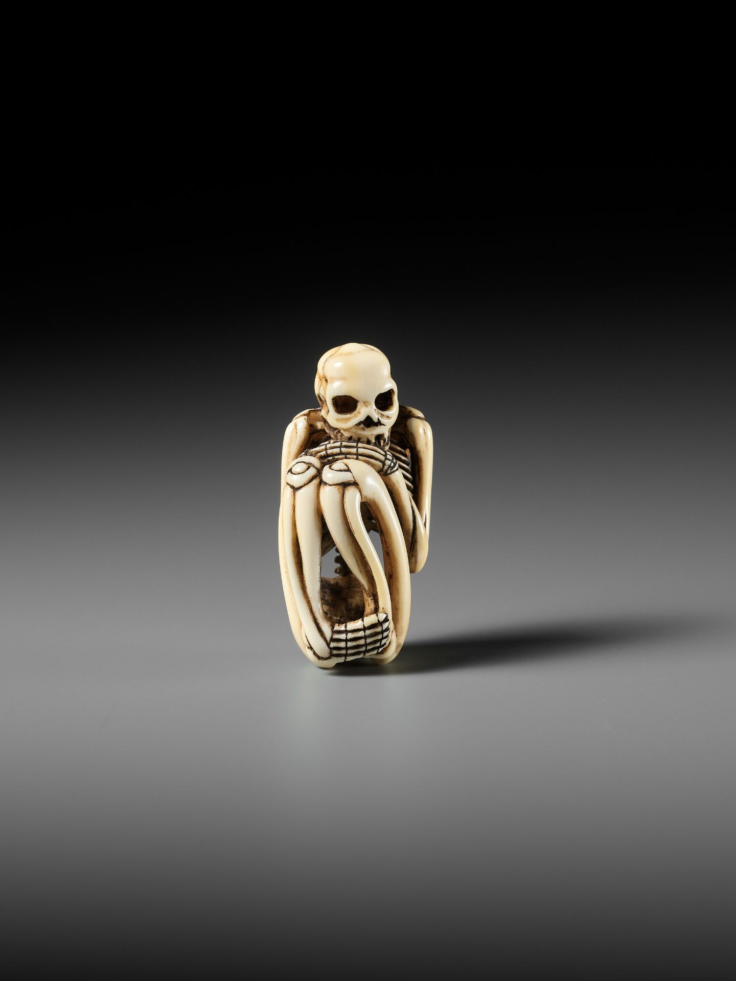 A FINE IVORY NETSUKE OF A SKELETON - Image 11 of 13