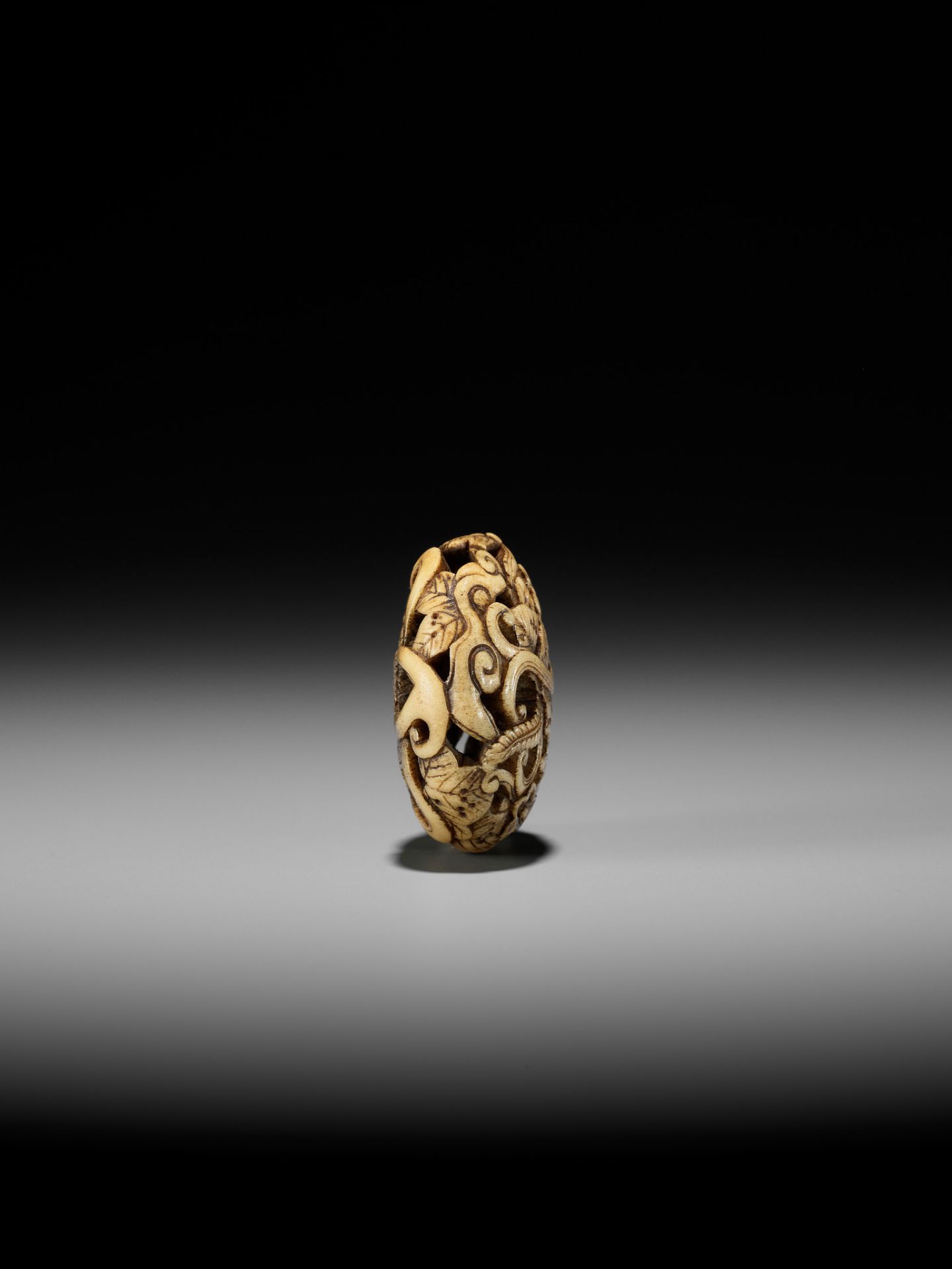 AN ANTLER RYUSA MANJU NETSUKE WITH FLORAL DESIGN - Image 7 of 11