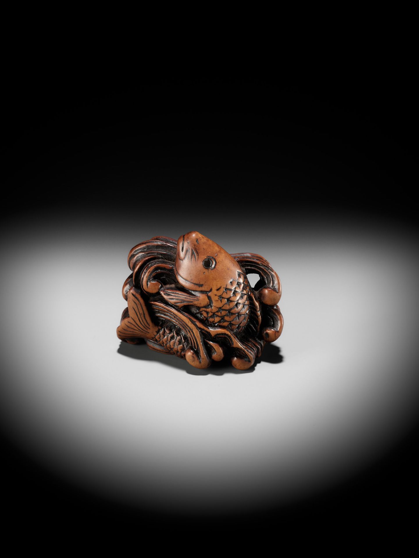 A SUPERB WOOD NETSUKE OF A LEAPING CARP AMONGST TURBULENT WAVES - Bild 10 aus 15