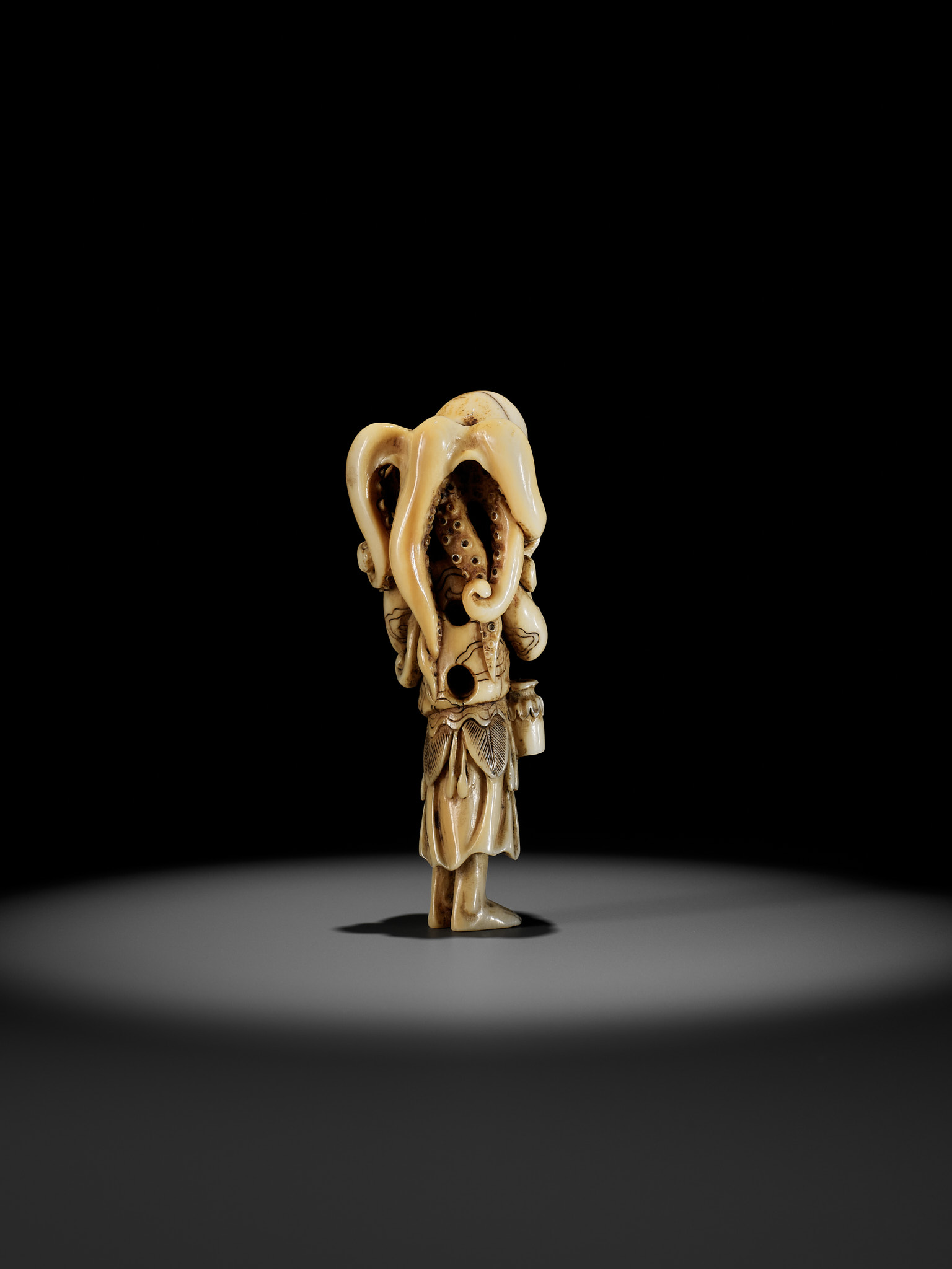 A RARE IVORY NETSUKE OF A DUTCHMAN WITH AN OCTOPUS - Image 4 of 13