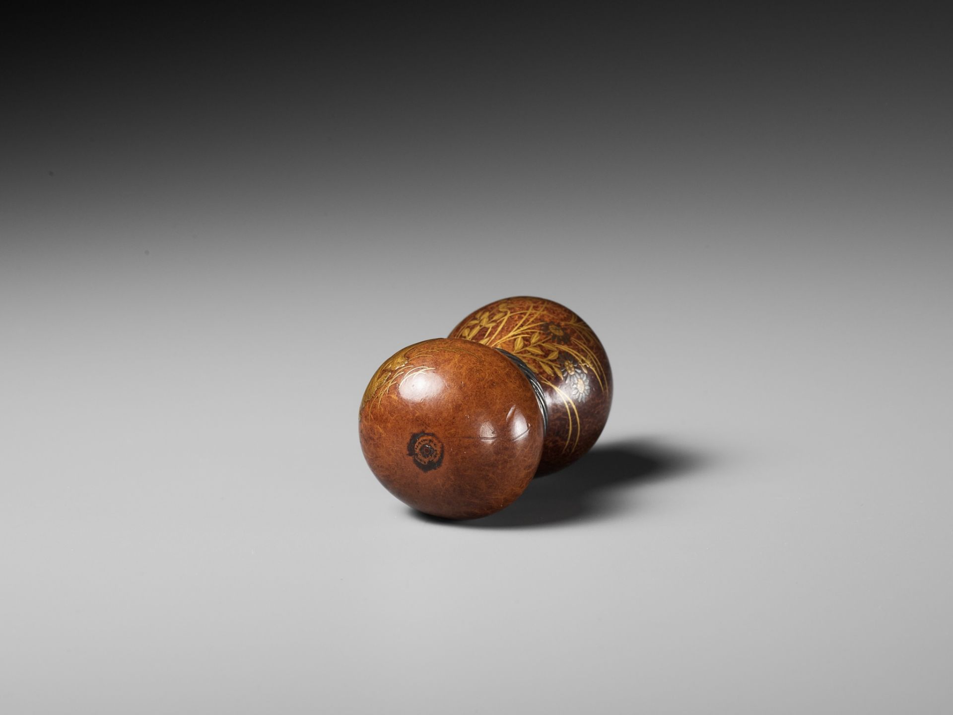 A FINE AND LARGE LACQUERED GOURD NETSUKE WITH A CHUBBY HARE AMONGST AUTUMN GRASSES - Image 11 of 11