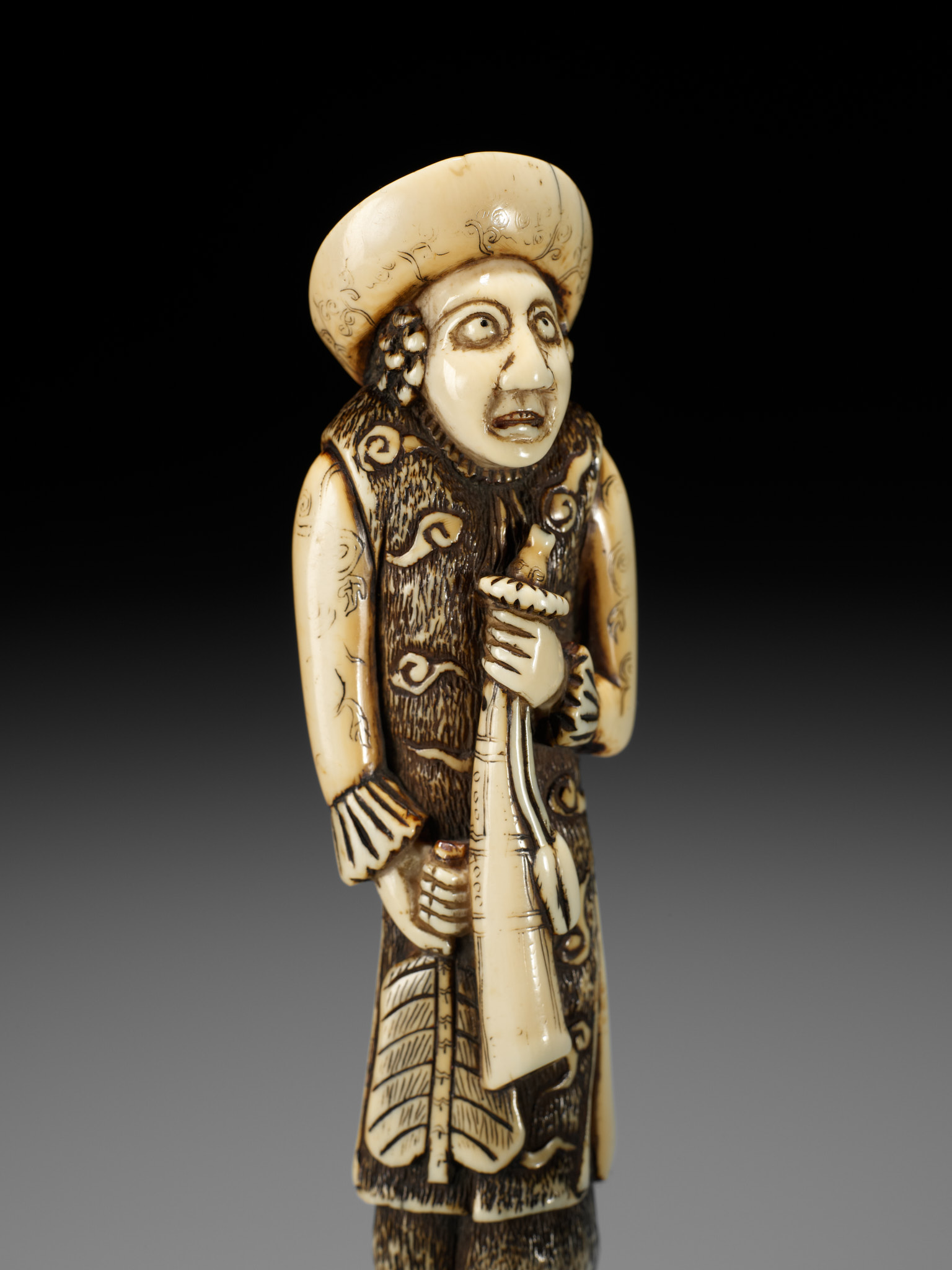 A SUPERB AND LARGE IVORY NETSUKE OF A DUTCHMAN WITH A TRUMPET - Image 17 of 21