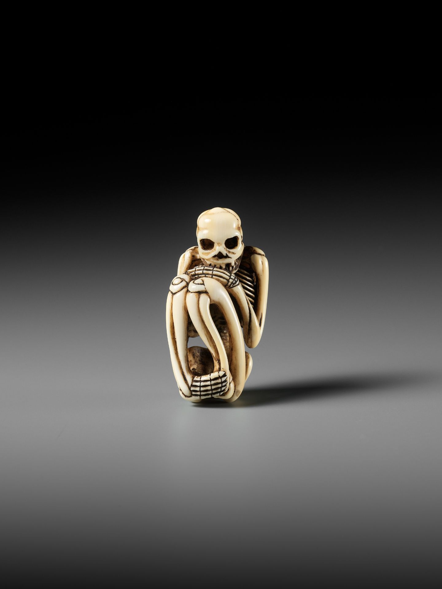 A FINE IVORY NETSUKE OF A SKELETON - Image 7 of 13