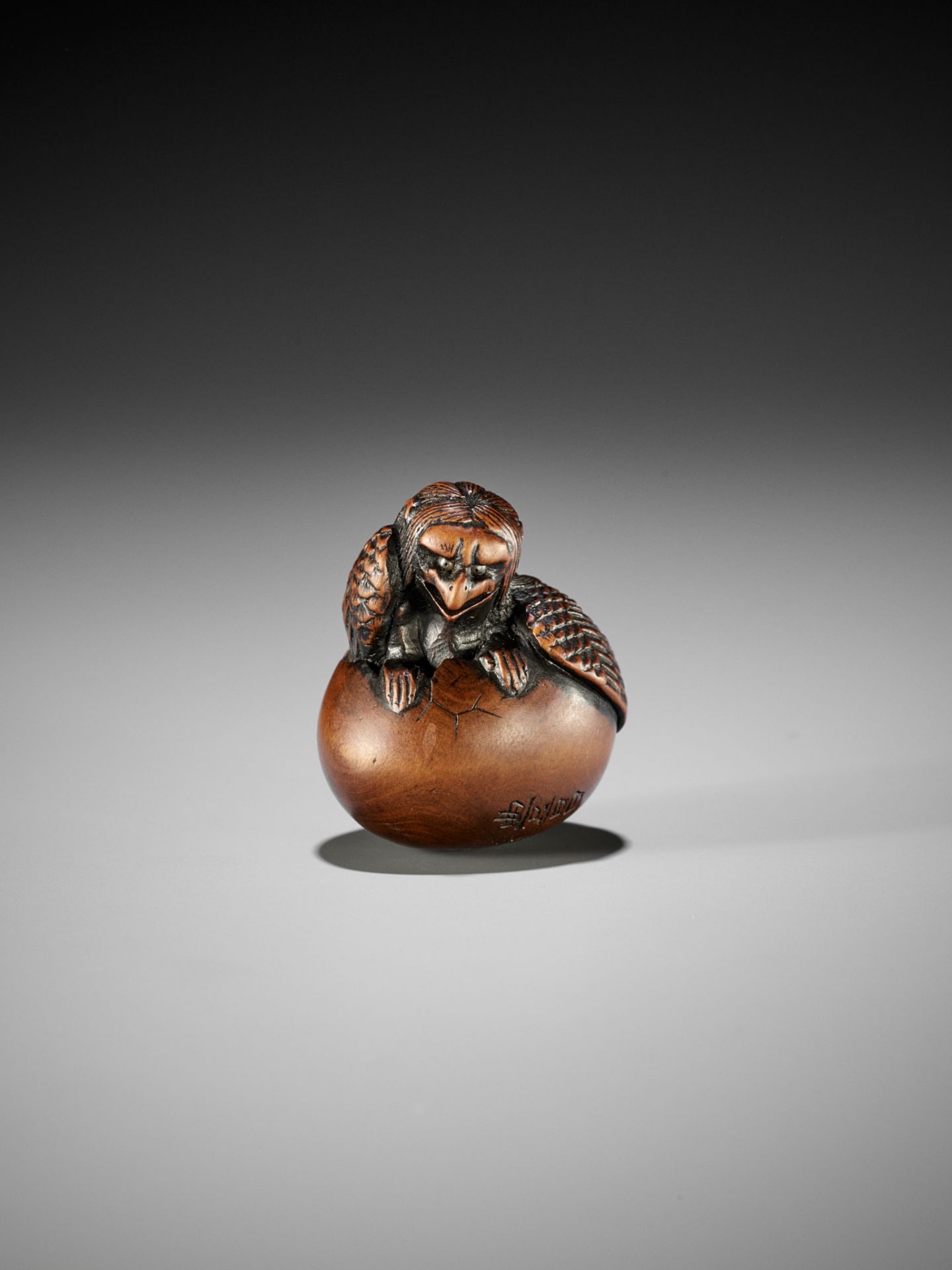 NAITO TOYOMASA: A FINE WOOD NETSUKE OF A HATCHING TENGU (TENGU NO TOMAGO) - Bild 3 aus 16