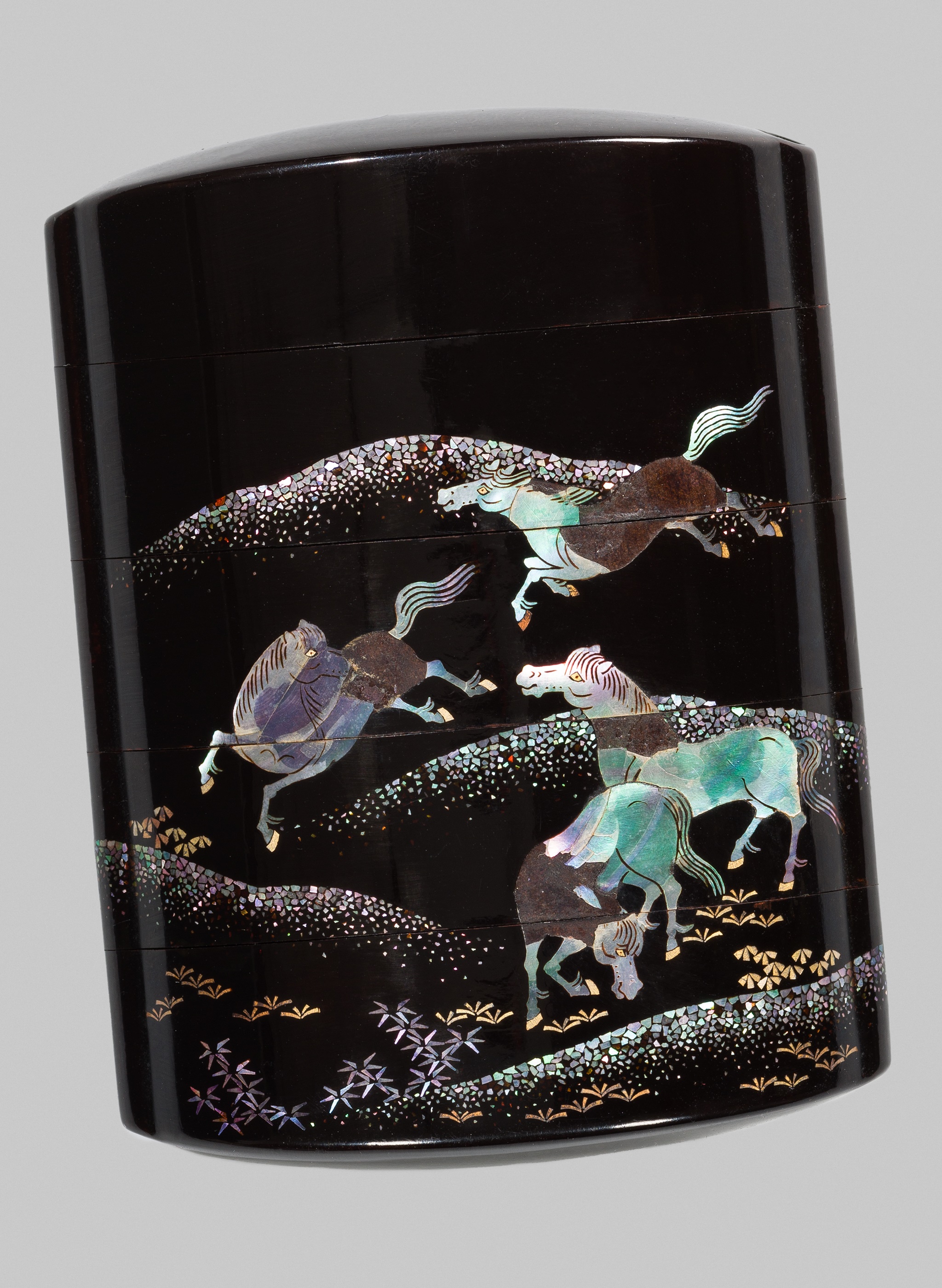 A SOMADA STYLE BLACK LACQUER FOUR-CASE INRO WITH GALLOPING HORSES - Bild 6 aus 6