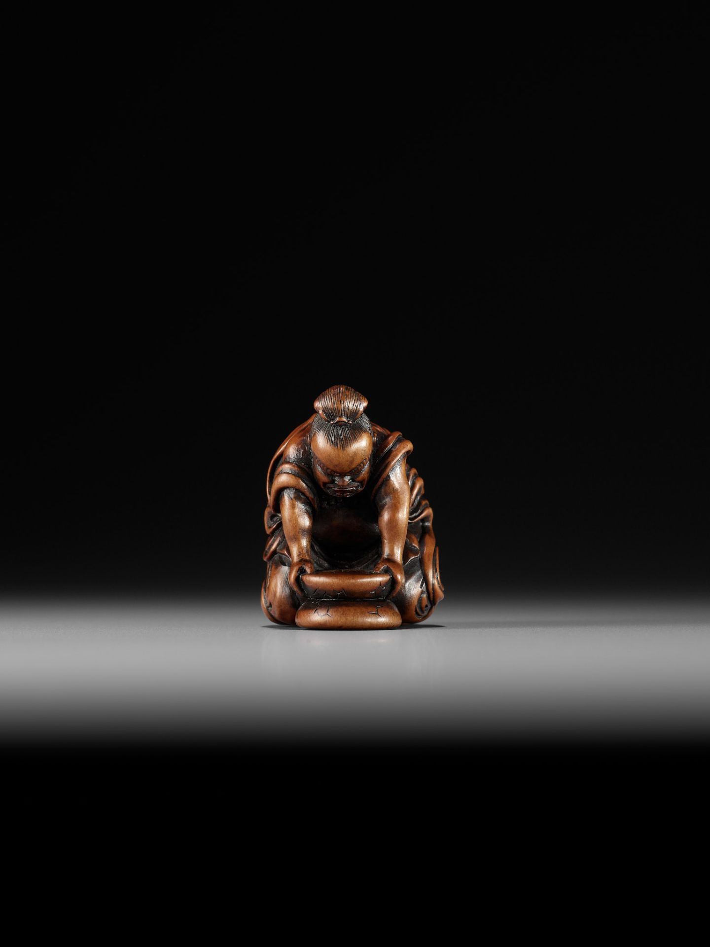 JUGYOKU: A POWERFUL WOOD NETSUKE OF A NIO CRUSHING MOCHI - Image 3 of 10