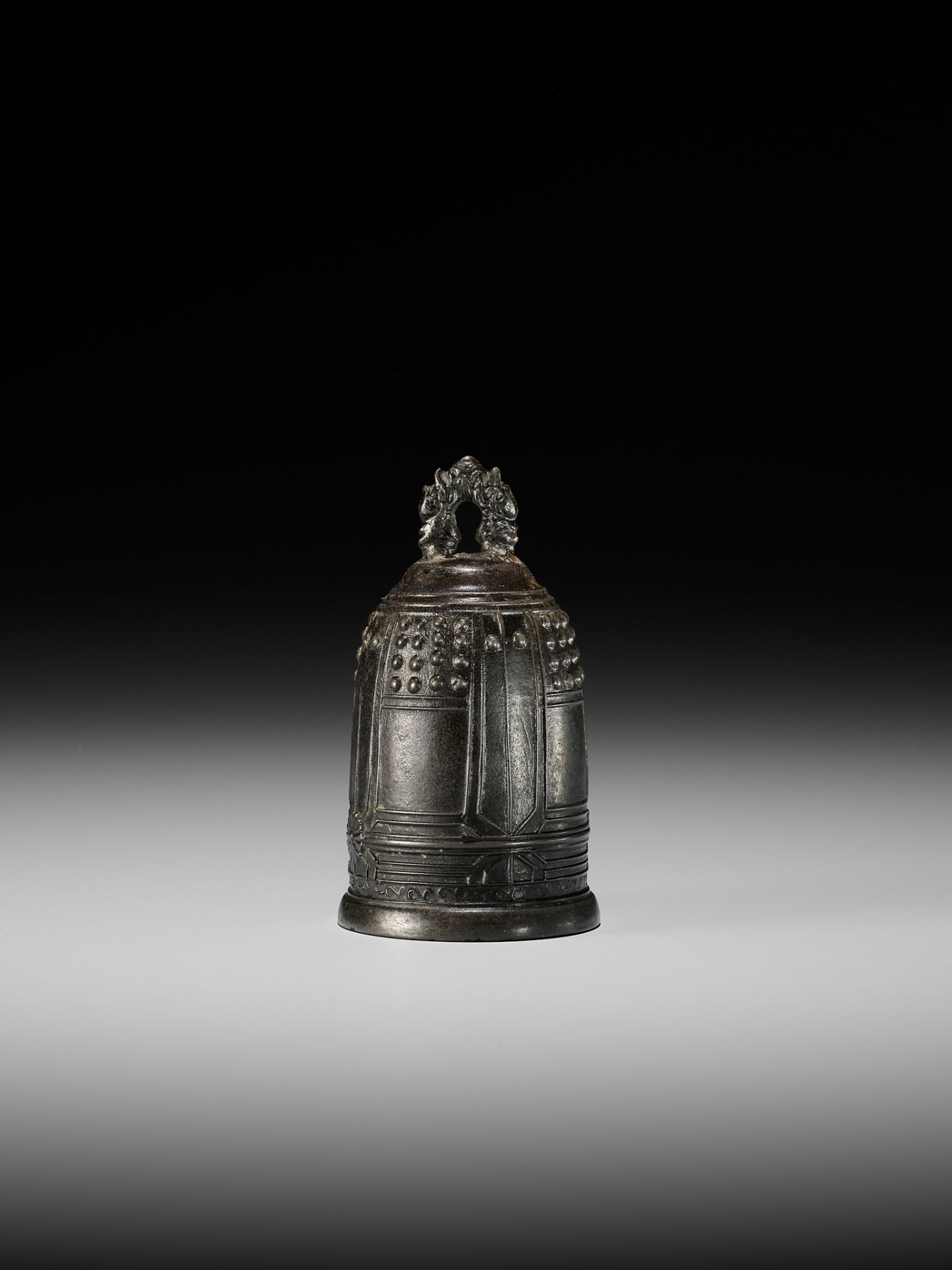 A VERY RARE BRONZE NETSUKE OF A TEMPLE BELL, BONSHO - Bild 2 aus 8