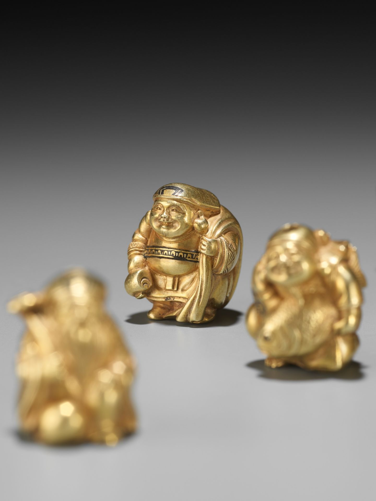 TAKACHIKA: A VERY RARE SOLID GOLD OJIME SET OF THE SEVEN LUCKY GODS (SHICHIFUKUJIN) - Bild 9 aus 61