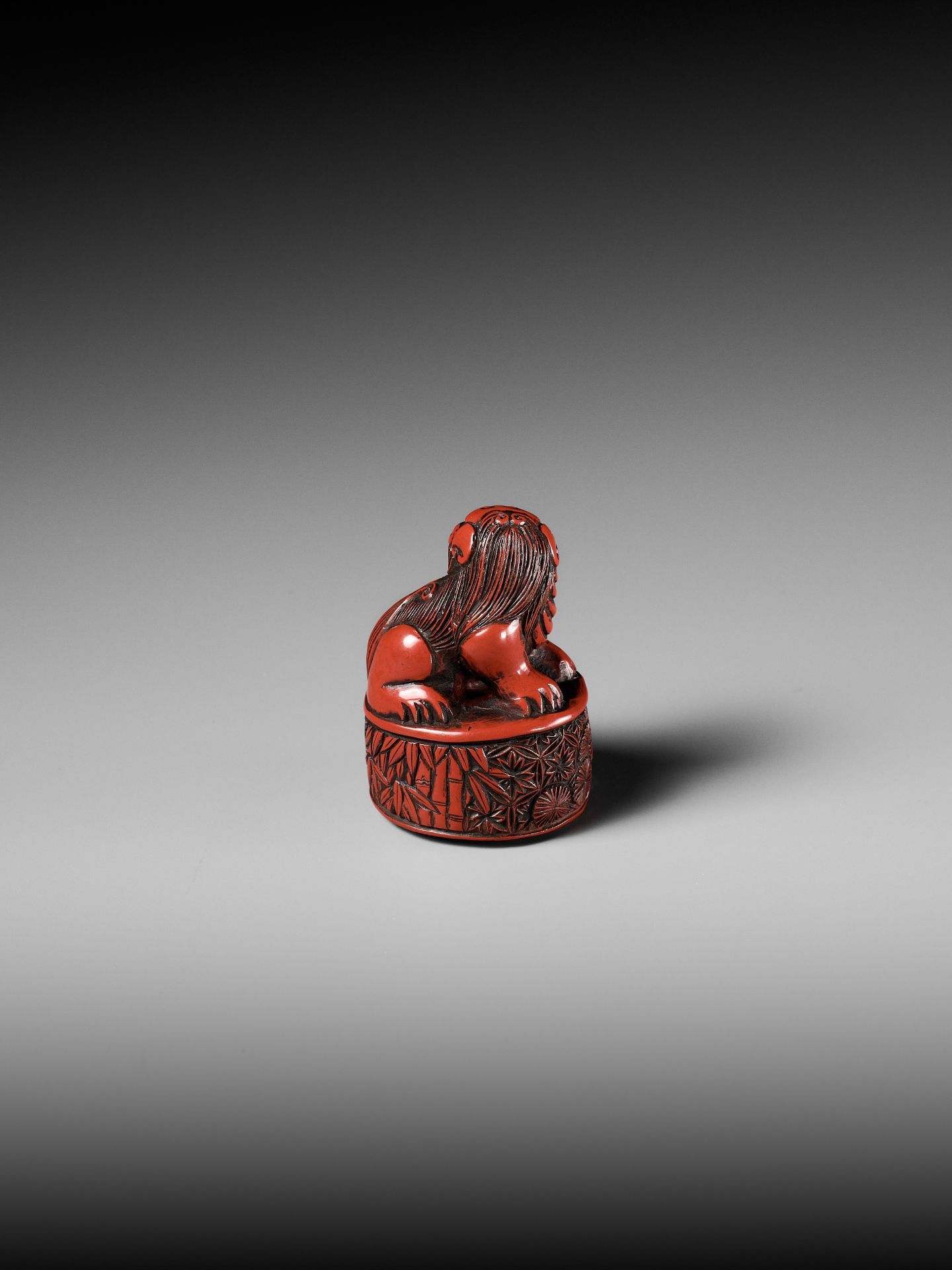 A RARE TSUISHU (CARVED RED LACQUER) INGYO (SEAL) NETSUKE OF A SHISHI - Bild 8 aus 10