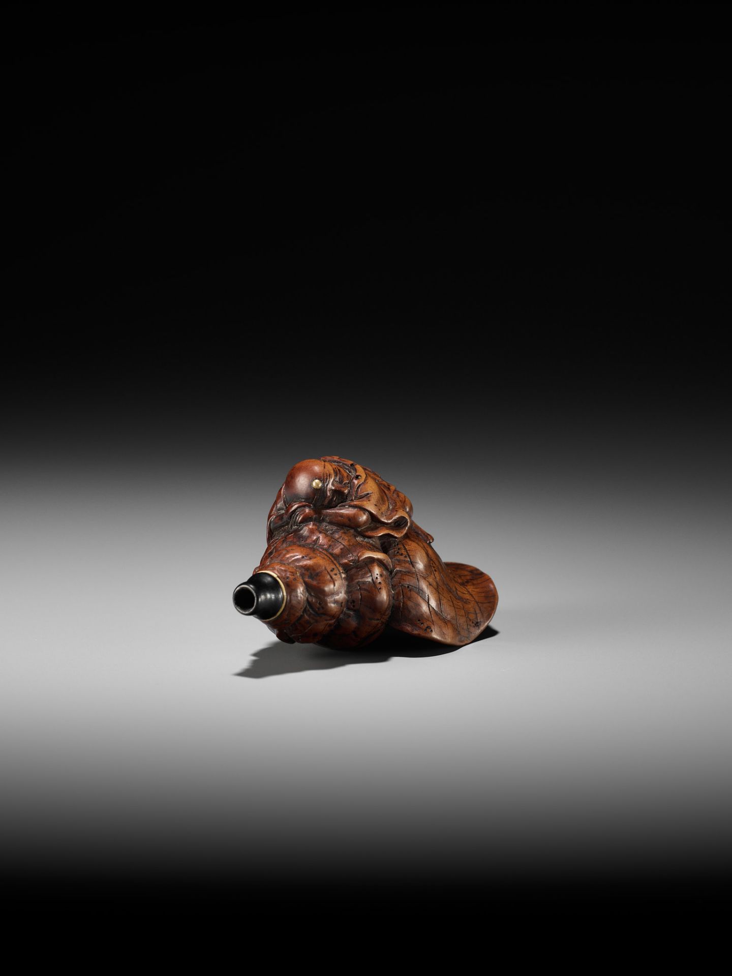 A WOOD NETSUKE OF BENKEI SLEEPING ON A CONCH (HORAGAI) - Bild 9 aus 10