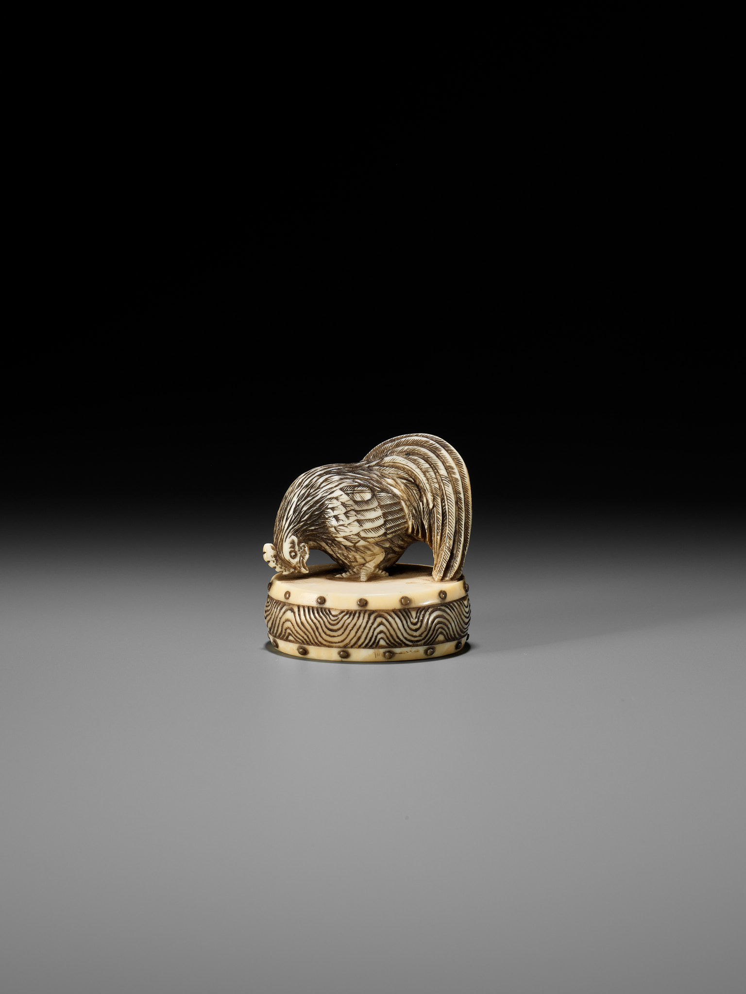 A FINE KYOTO SCHOOL IVORY NETSUKE OF A COCKEREL ON A WAR DRUM - Image 8 of 10