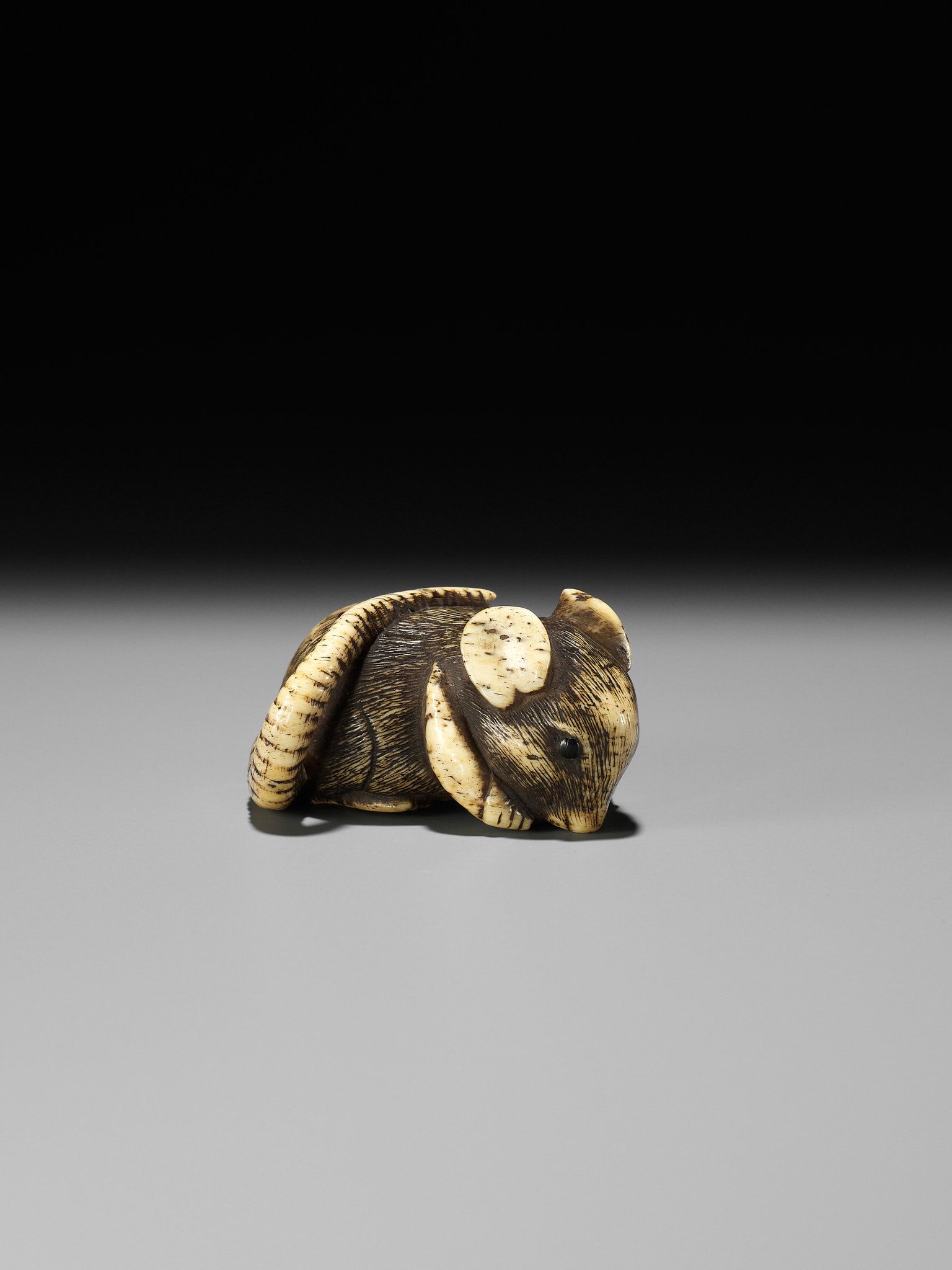 A FINE KYOTO SCHOOL ANTLER NETSUKE OF A RAT EATING A PEPPER - Bild 7 aus 12