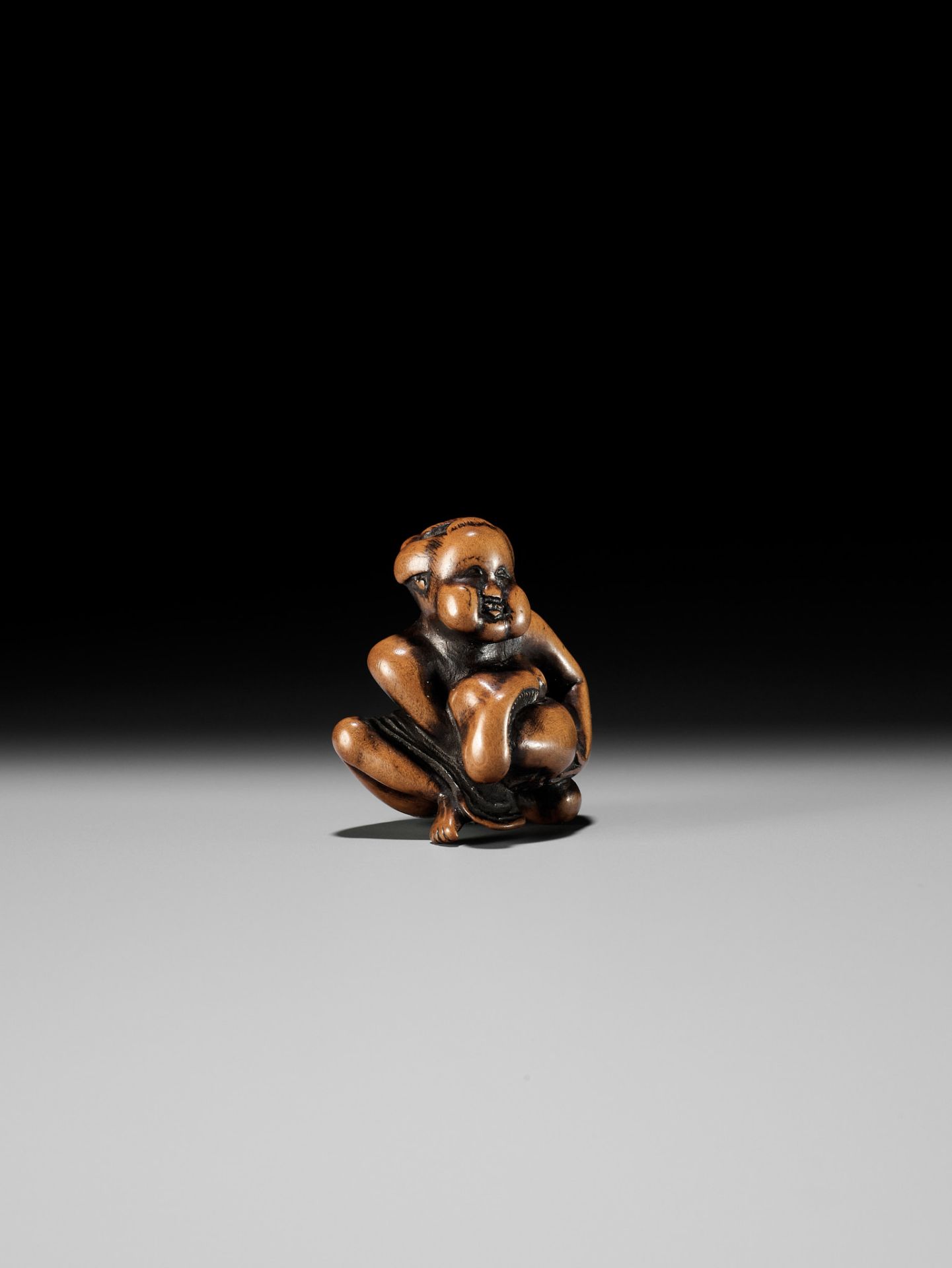 A WOOD SHUNGA NETSUKE OF OKAME CRADLING A HUGE MUSHROOM - Image 9 of 11